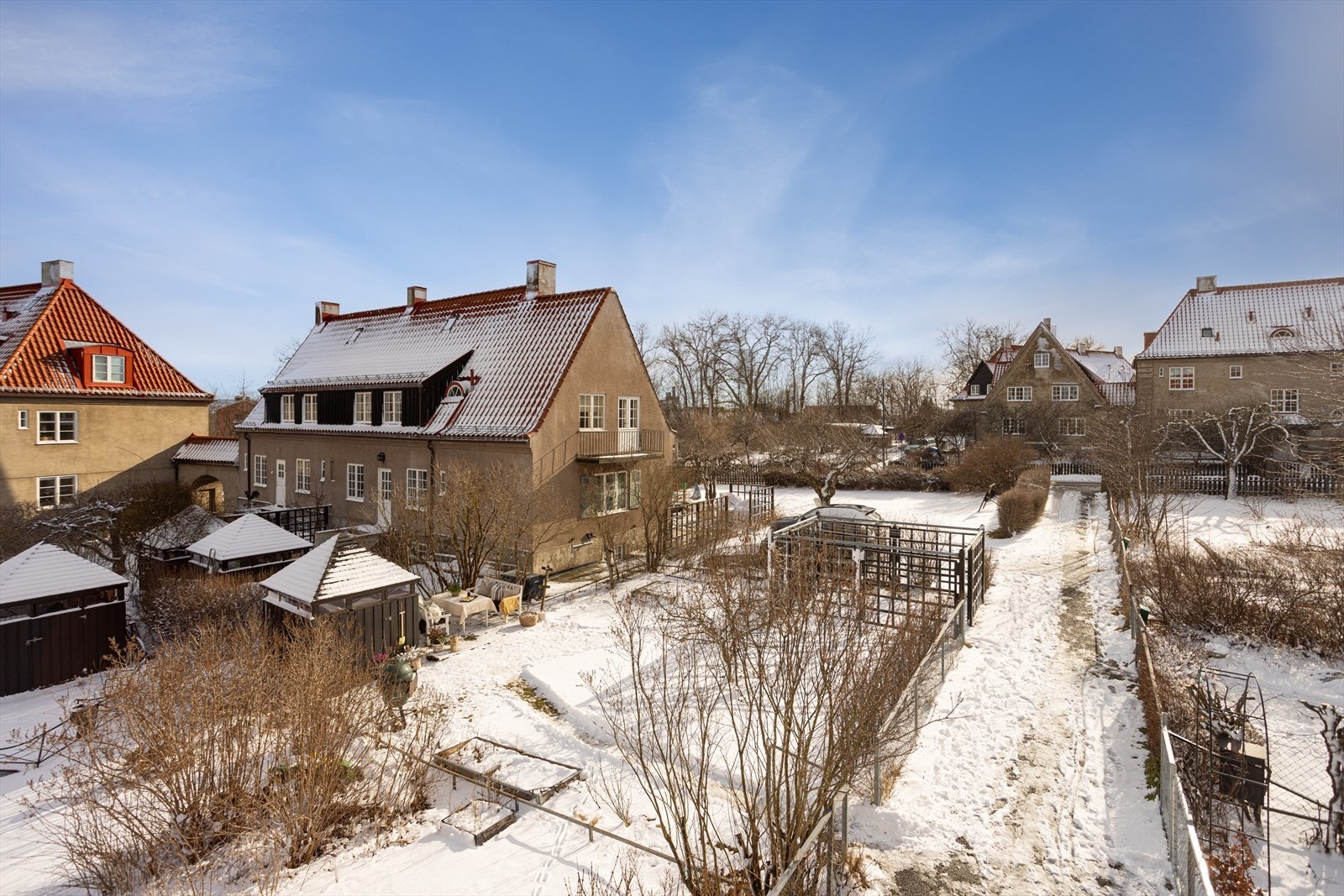 Hageparsellen er av god størrelse med enkel tilgang fra leiligheten. Galleribilde