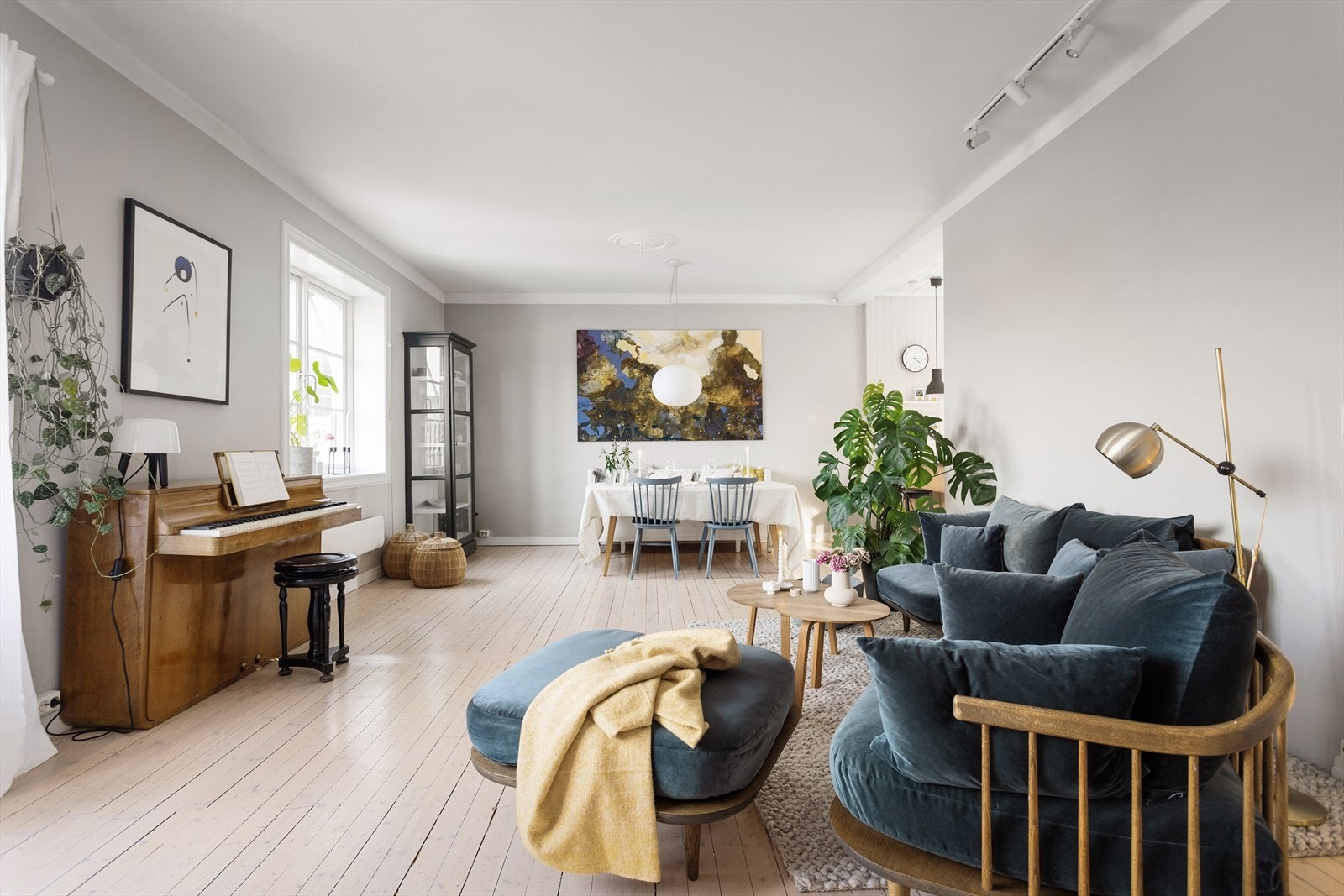 Stuen har naturlige soner for både sofaseksjon og spisebord i tilknytning til kjøkkenet. I tillegg er det god plass til øvrig innredning og møblement etter ønske. Galleribilde