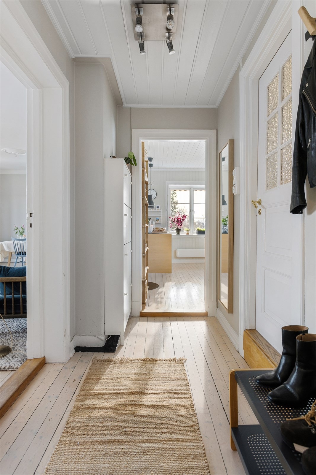 I fin tilknytning til entréen er det et praktisk baderom. Galleribilde