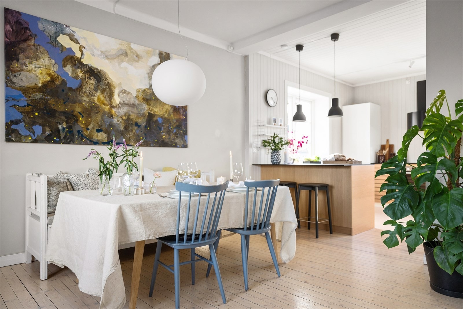 Det er god plass til langbord - et hyggelig og naturlig samlingspunkt både i hverdagen og ved festligere anledninger. Galleribilde