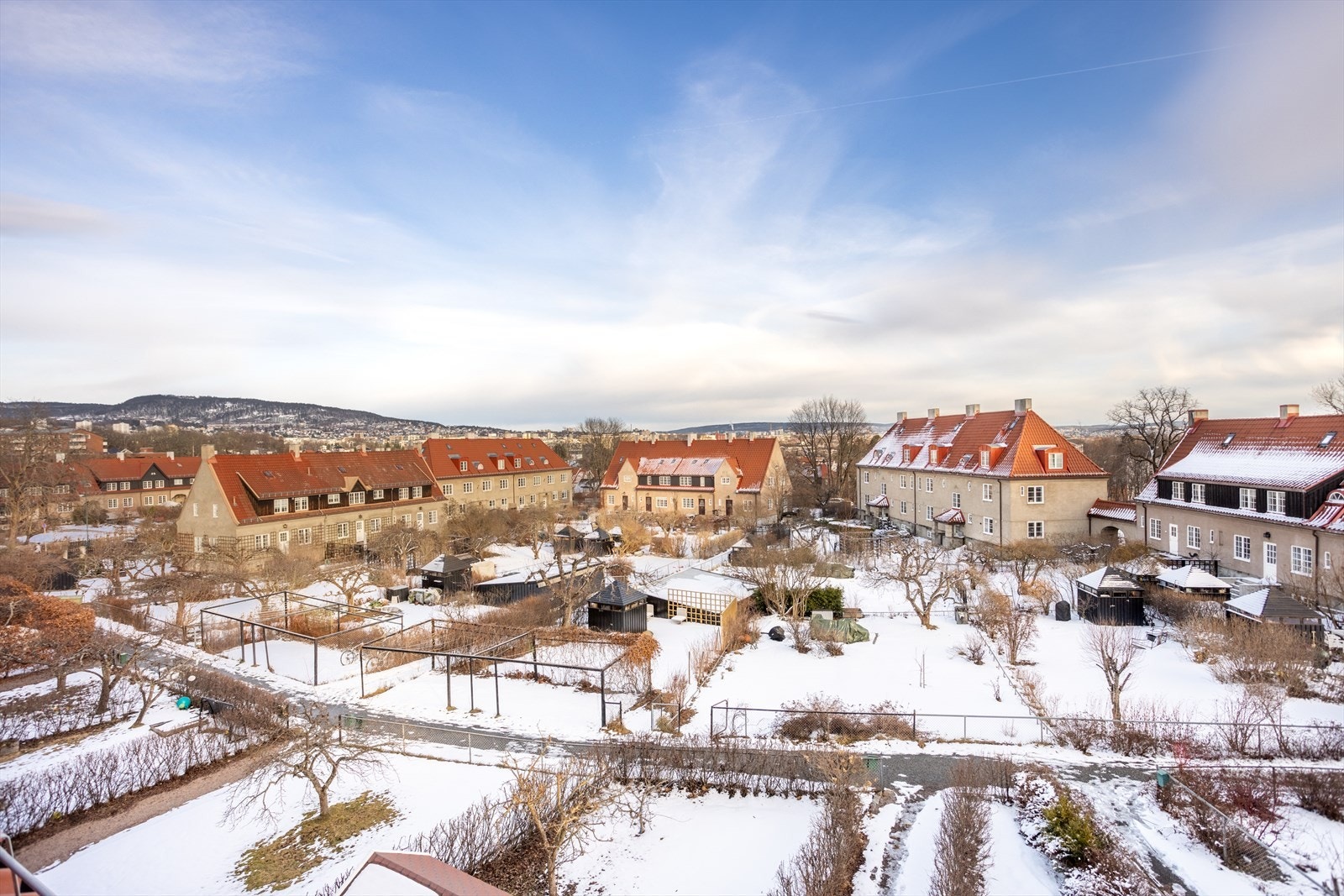 Fra balkongen er det også flott utsyn til nabolaget og dens vakre hager. I tillegg ser man blant annet til Grefsenkollen. Galleribilde