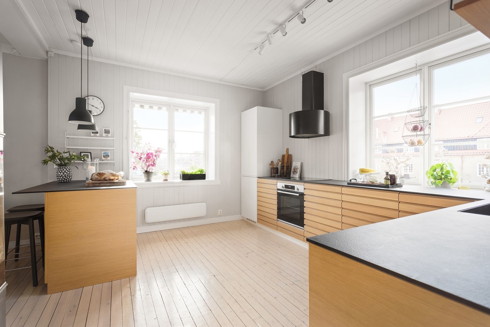 Kjøkkenet har en flott innredning fra kvalitetsleverandøren Kvik som var nytt i 2021. Galleribilde