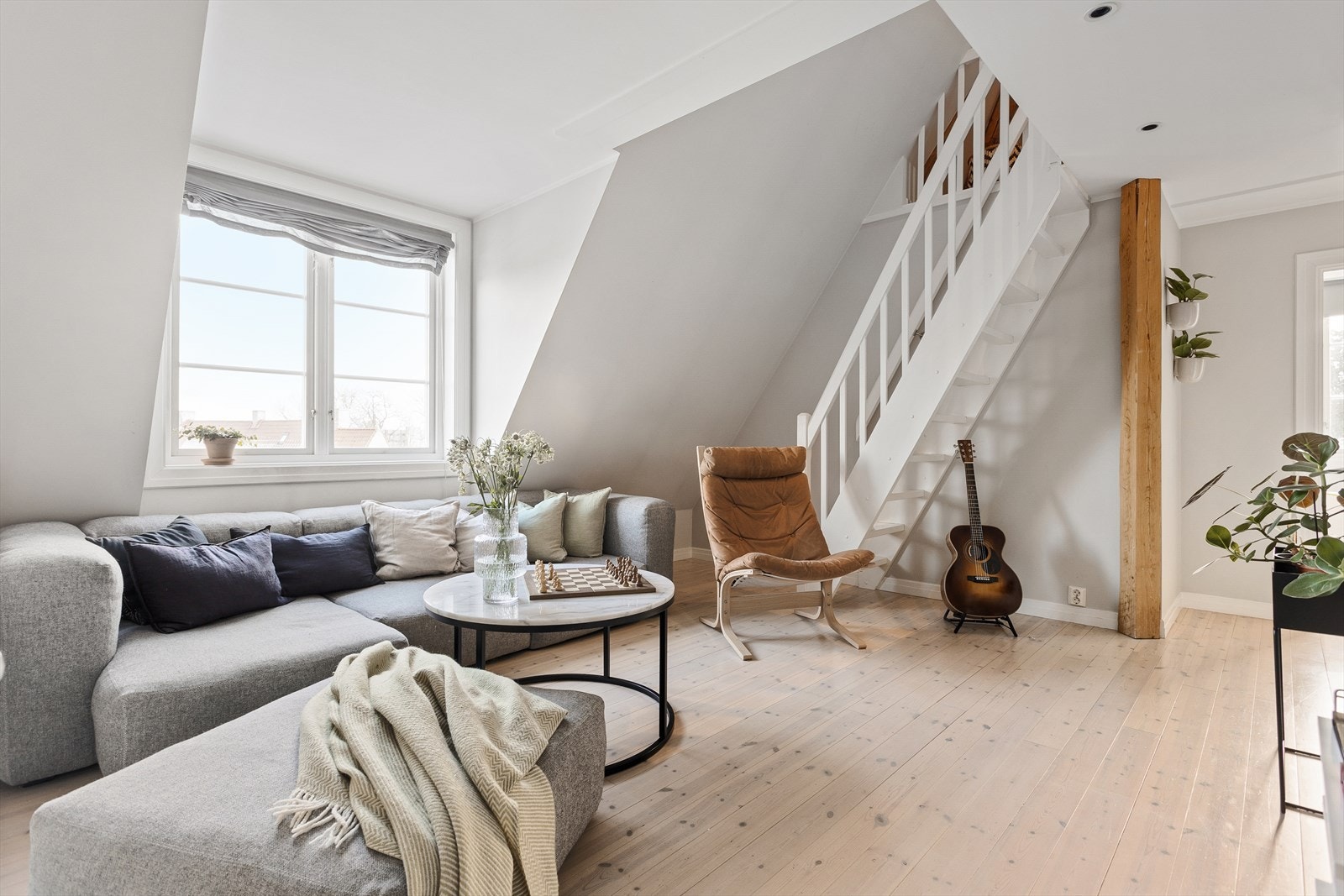 De ulike sonene i leiligheten gjør planløsningen fleksibel med flere muligheter. Loftsstuen er et hyggelig sted å trekke seg tilbake med god plass til både sofaseksjon og tv-møblement. Galleribilde