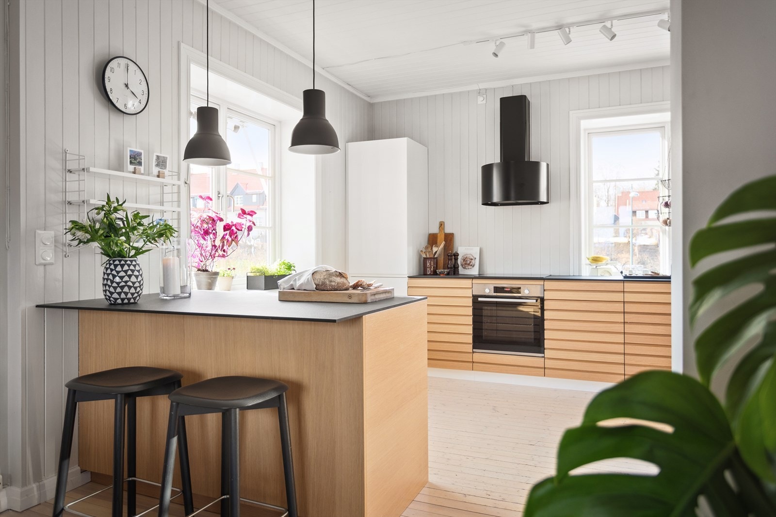 Kjøkkenet har en praktisk kjøkkenøy med en hyggelig barløsning og ekstra benkeplass til matlagingen. Galleribilde