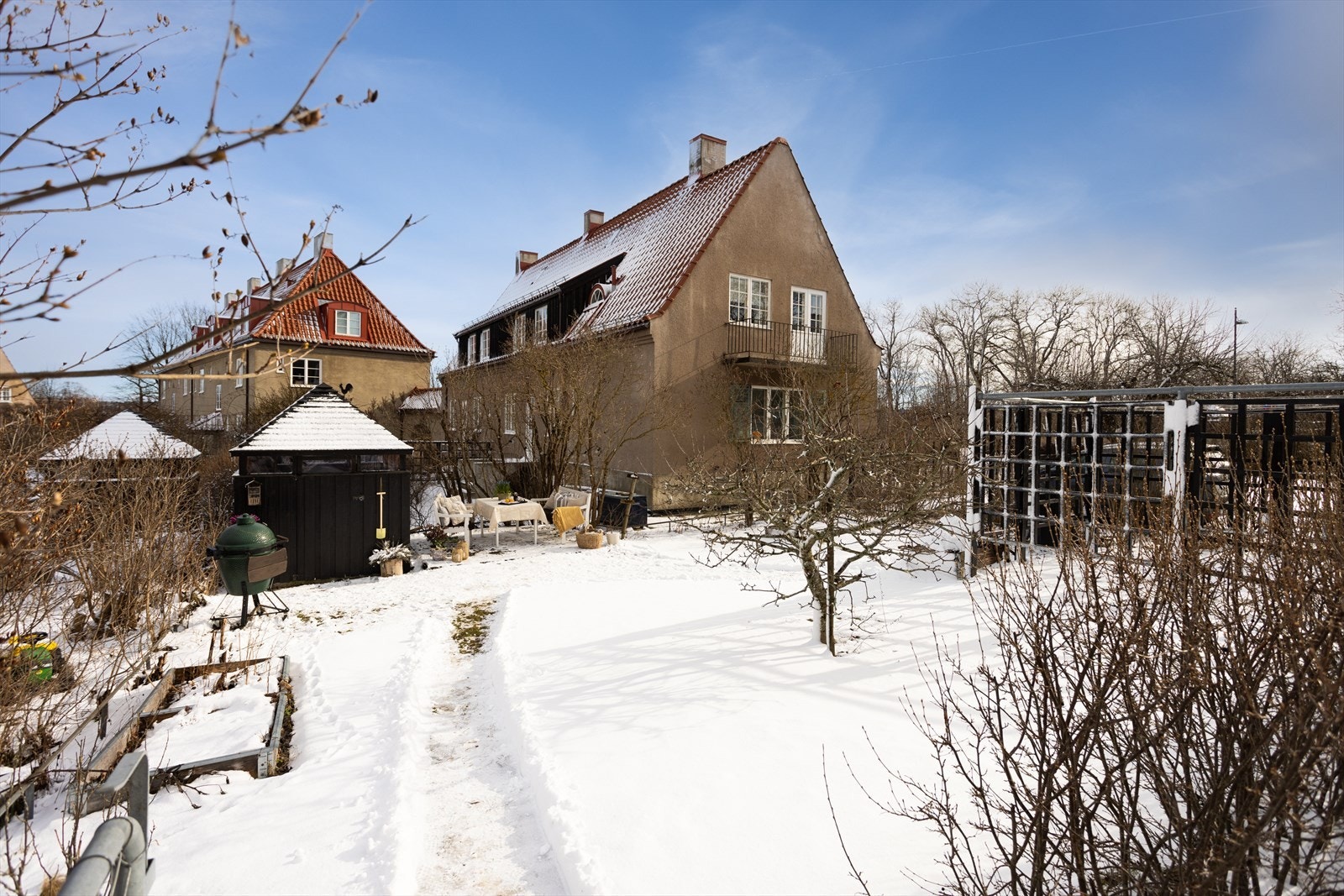 Hageparsellen ligger fint og tilbaketrukket til i det indre gårdsrommet. Galleribilde