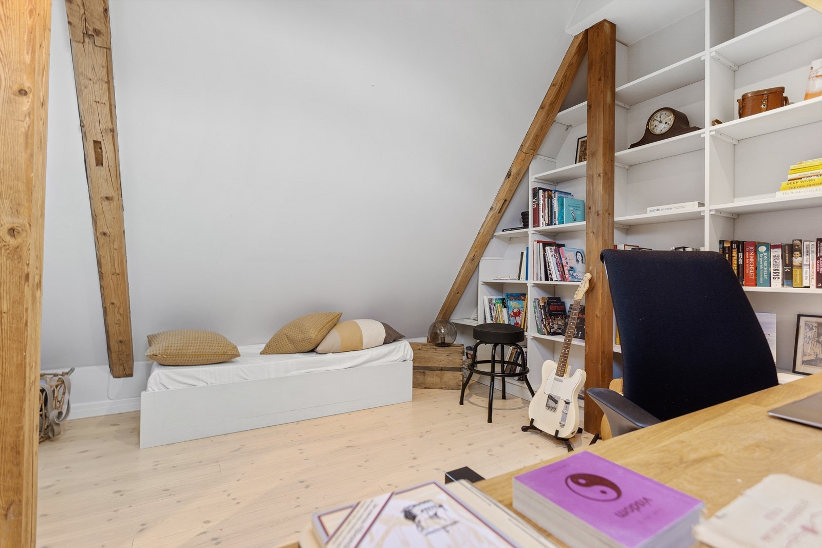 Hemsen har flere bruks- og innredningsmuligheter, og er dag benyttet som blant annet kontor. Det er i tillegg gode oppbevaringsmuligheter på hemsen. Galleribilde