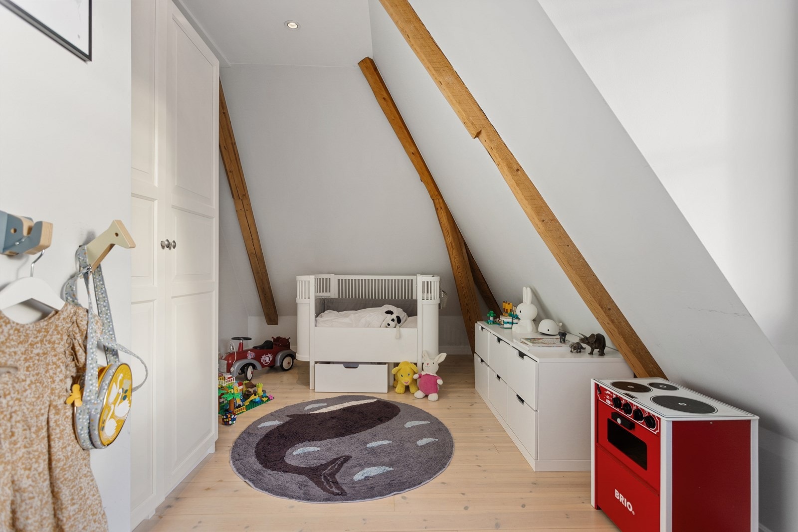 Rommet har plass til seng og garderobeløsning, samt øvrig innredning. Galleribilde