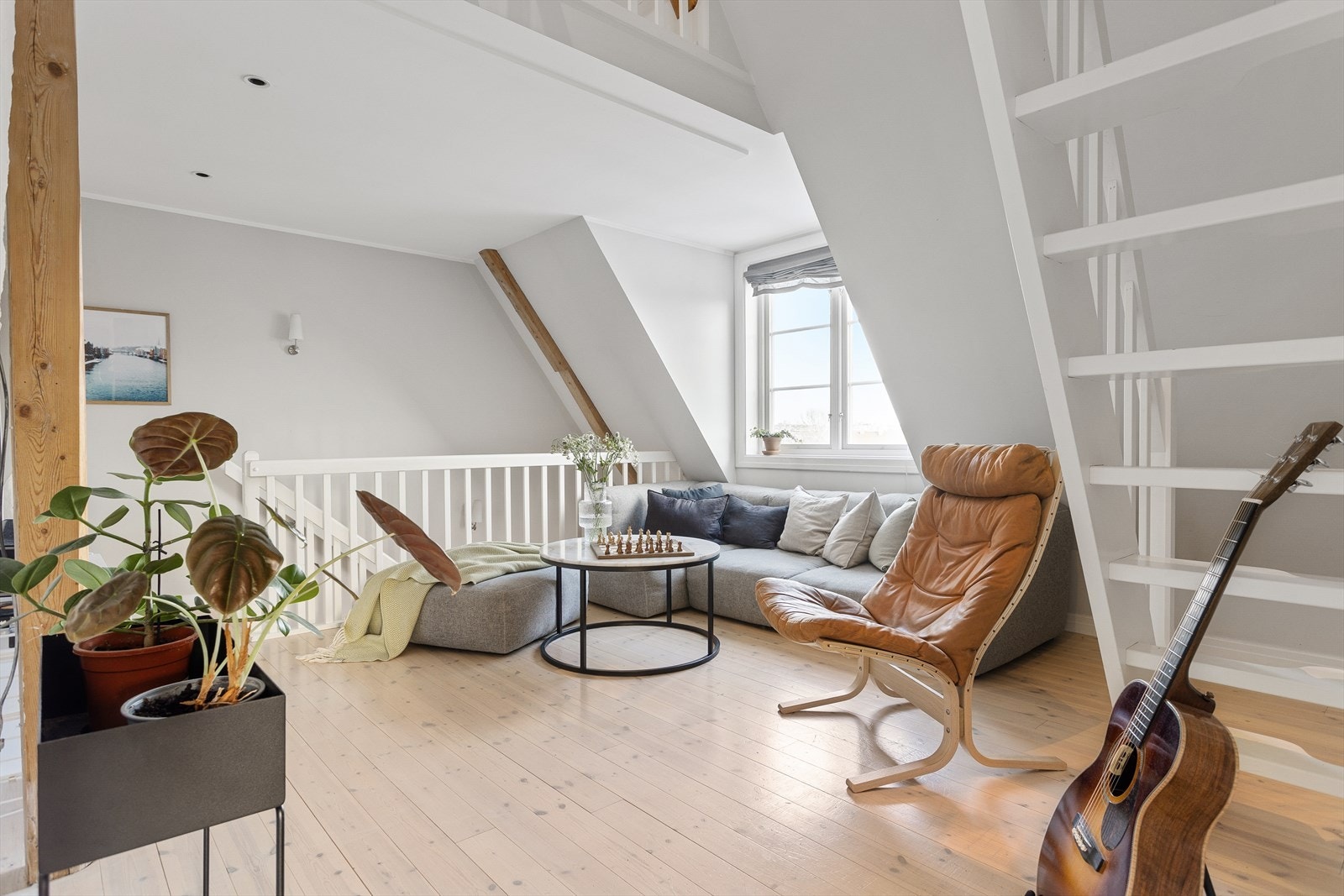 Loftsetasjen består av en hyggelig loftsstue med tilgang en praktisk hemsløsning og to soverom. Galleribilde