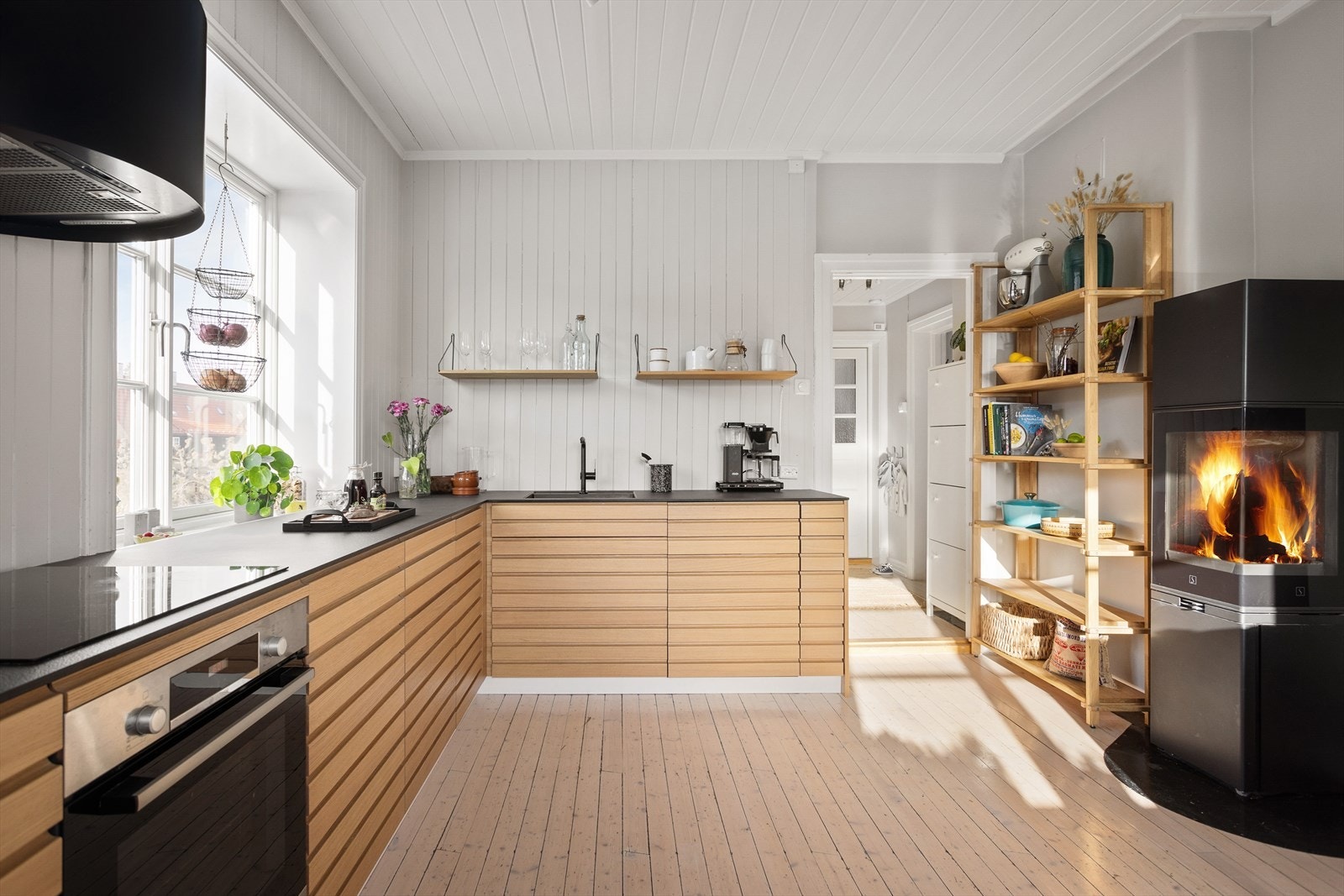 Kjøkkenet har en lun og stemingfull peisovn som er en ypperlig varmekilde på kaldere dager. Galleribilde