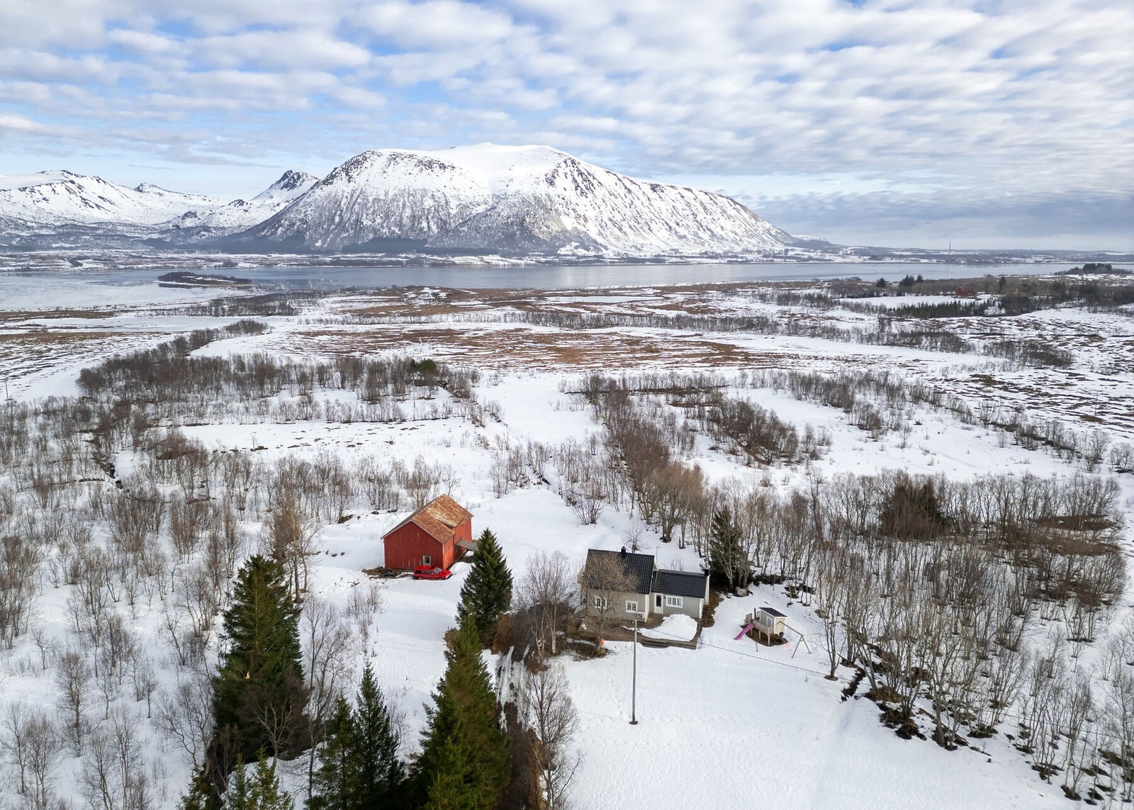 Fritt og solåpent område med naturskjønn utsikt i flere retninger. Galleribilde