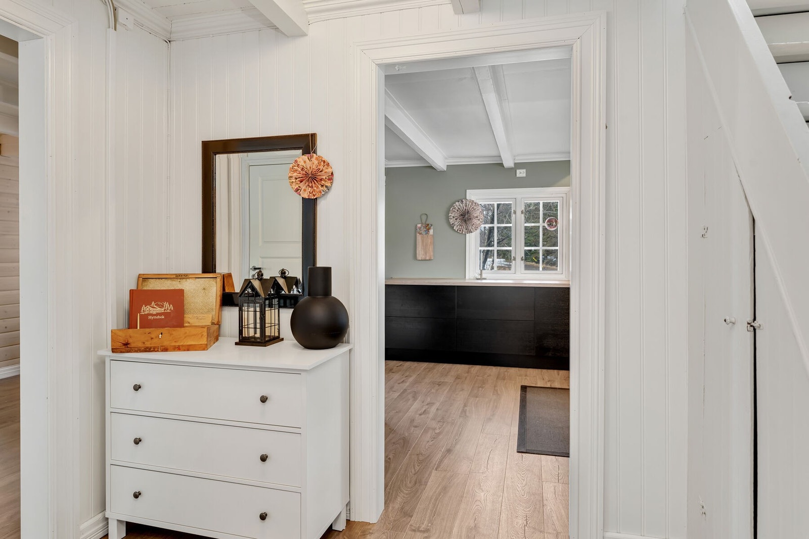 Fra gangen kommer man videre inn til kjøkkenet. Galleribilde