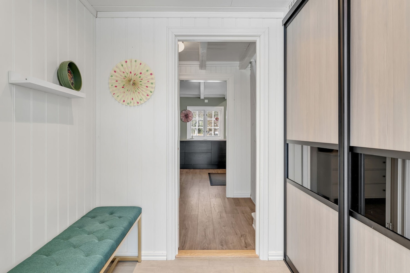 Yttergang med praktisk skyvedørsgarderobe. Galleribilde