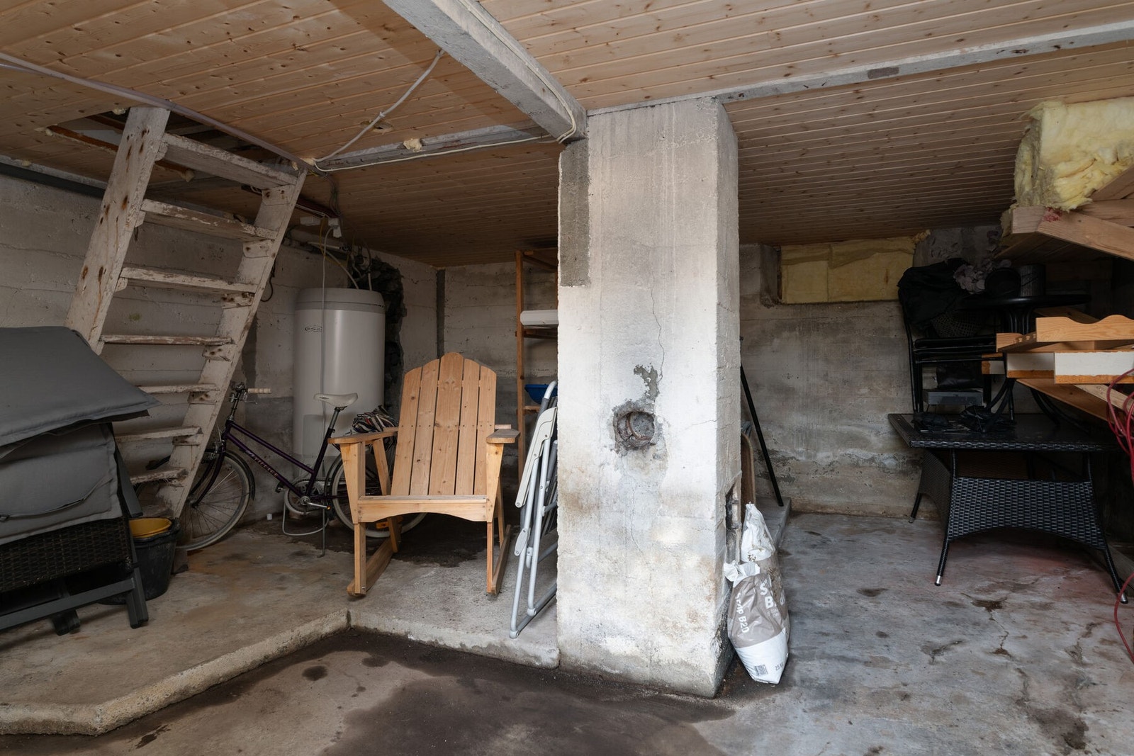 Uinnredet kjeller med et areal på 28 kvm. Etasjehøyde er i snitt ca. 1,95 m. I kjelleren er det en varmtvannstank fra 2008 og for øvrig god lagringsplass. Galleribilde