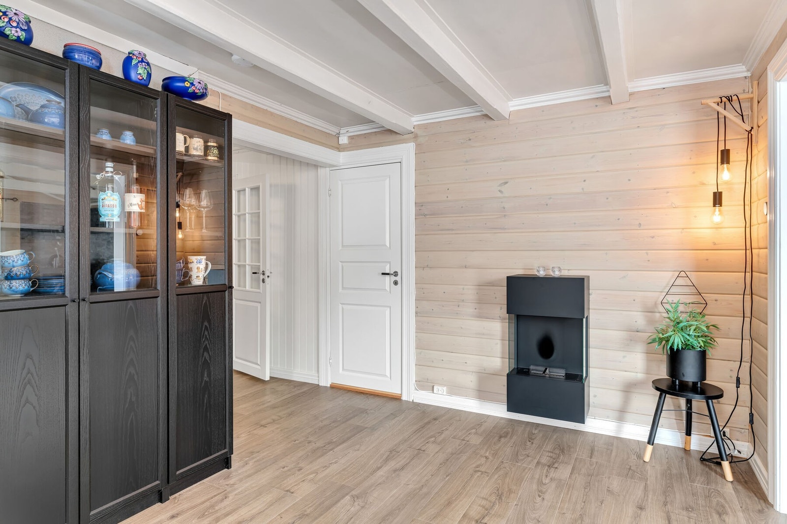 Nytt laminatgulv i stue og kjøkken i 2020. Galleribilde