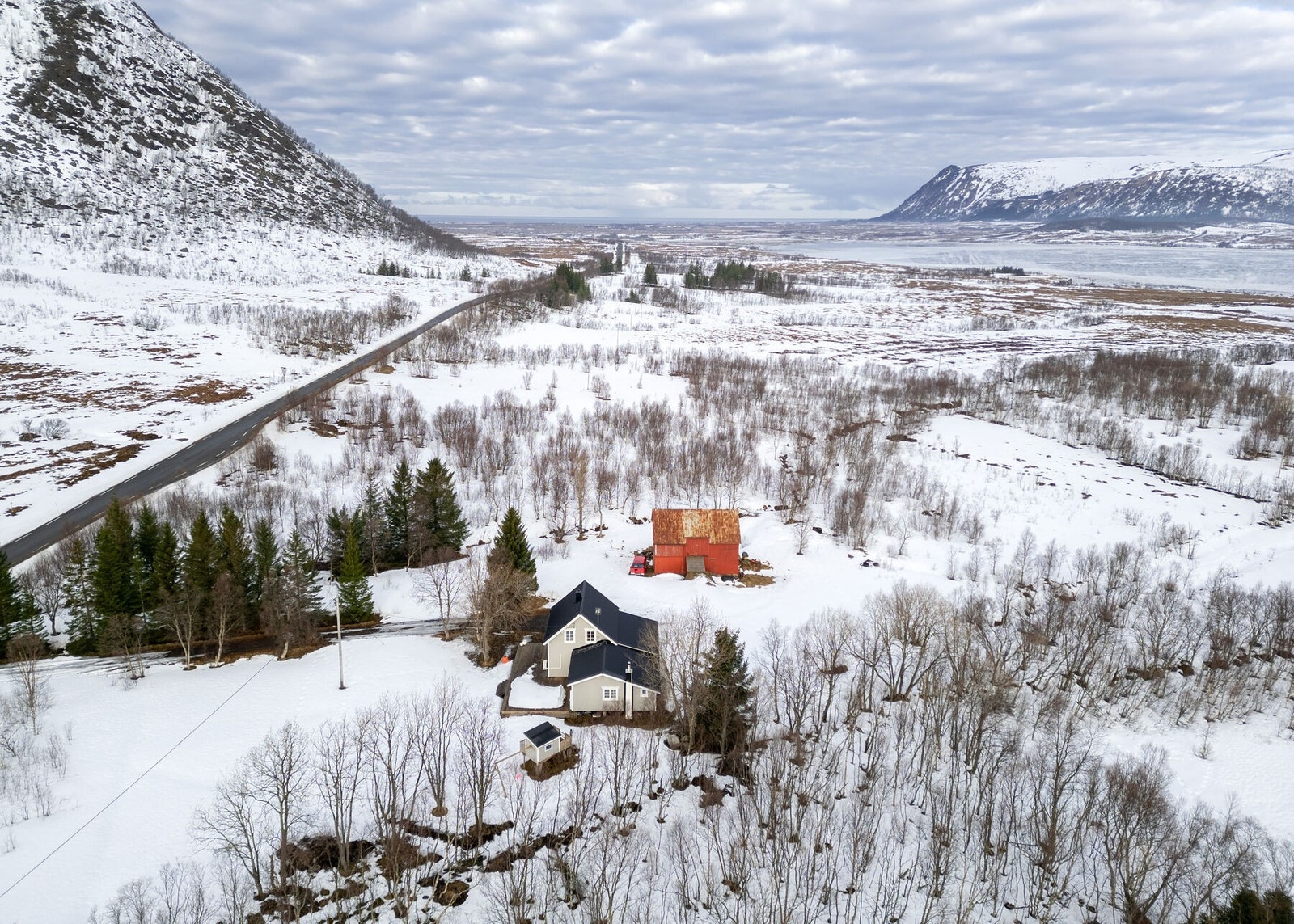 Nærområdet er et godt utgangspunkt for friluftsliv, på vann og land, både sommer og vinter. Galleribilde