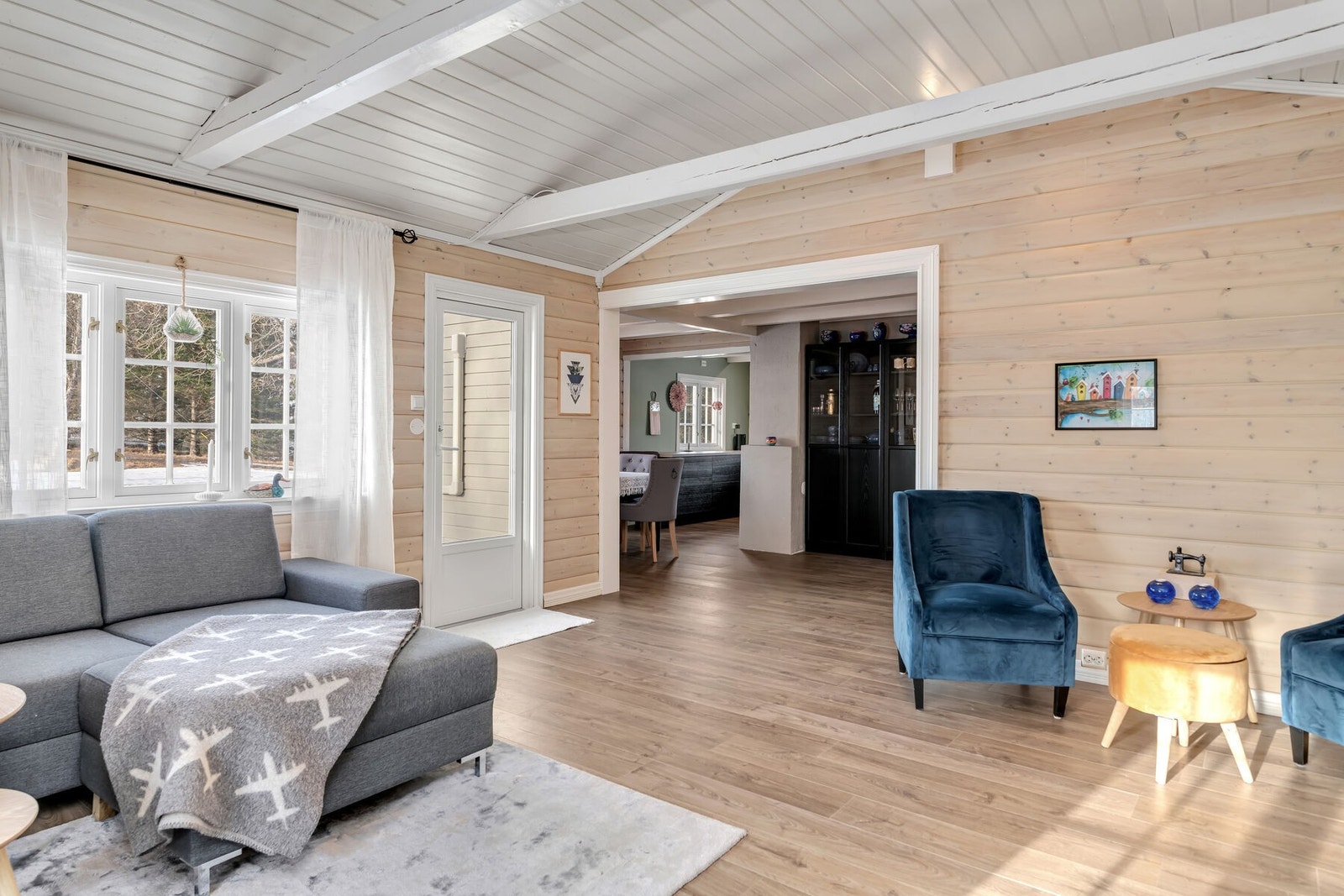 Fra stuen er det direkte utgang til en romslig terrasse. Terrassedøren ble skiftet i 2020. Galleribilde