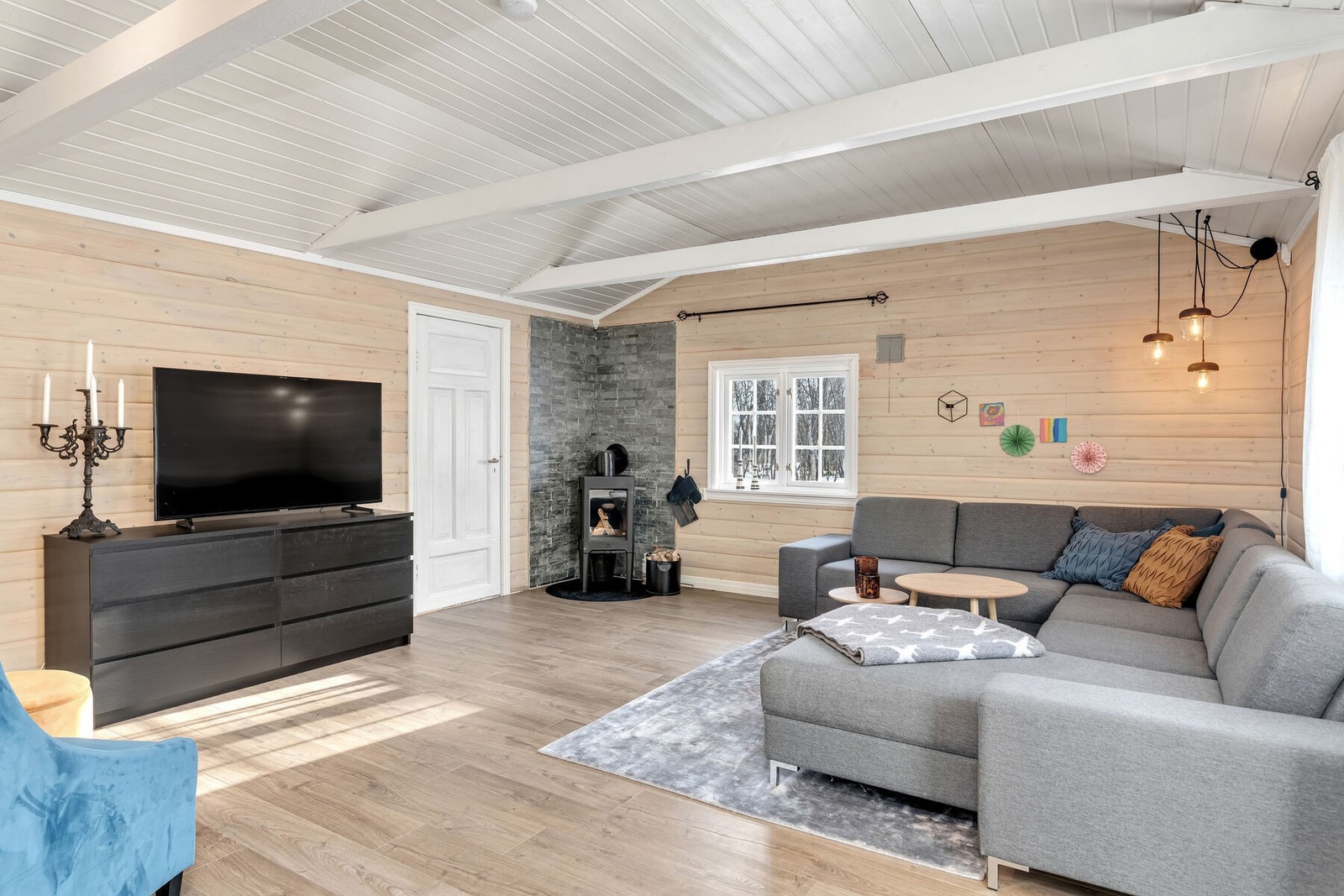 God høyde under taket gir stuen en åpen og god romfølelse. Galleribilde