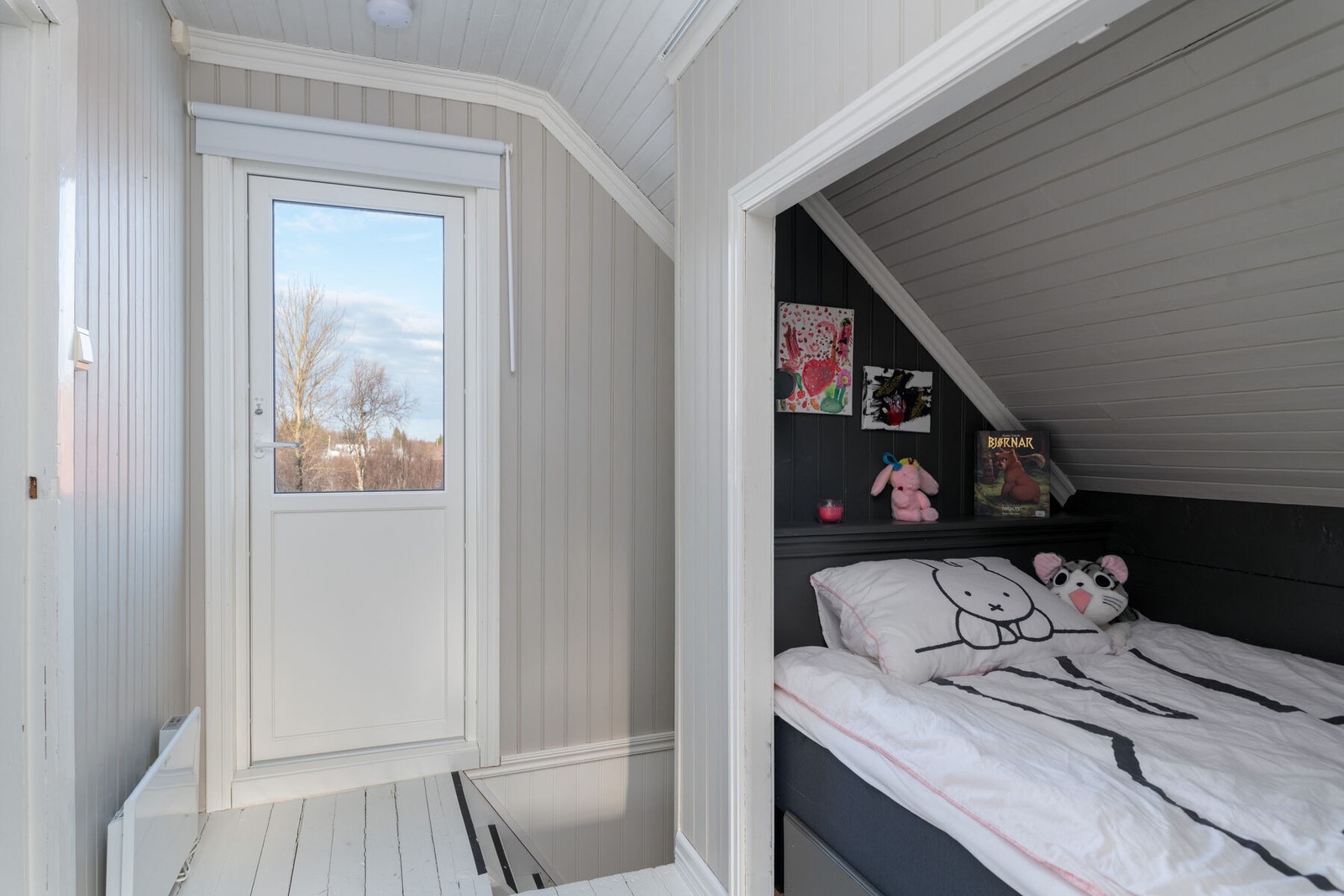 Loftsgang med sovealkove og utgang til balkong. I 2020 ble det satt inn nye vinduer i 2. etasje og ny balkongdør. Galleribilde