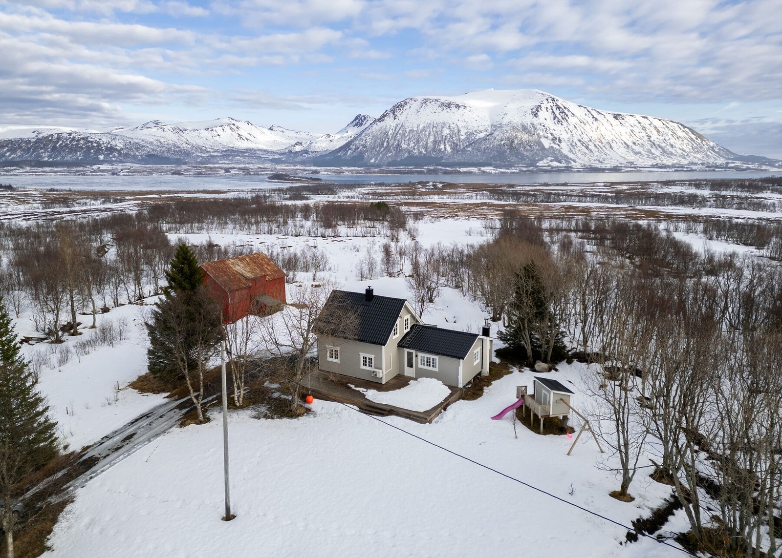 Koselig enebolig i landlige omgivelser med gode sol- og utsiktsforhold - Tre soverom - Nytt kjøkken - Stor sørvest-vendt terrasse Galleribilde