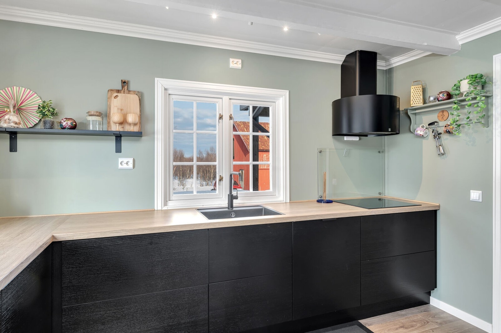 Kjøkkenet har integrerte hvitevarer bestående av koketopp, ventilator, oppvaskmaskin, stekeovn og kjøl/frys. Galleribilde