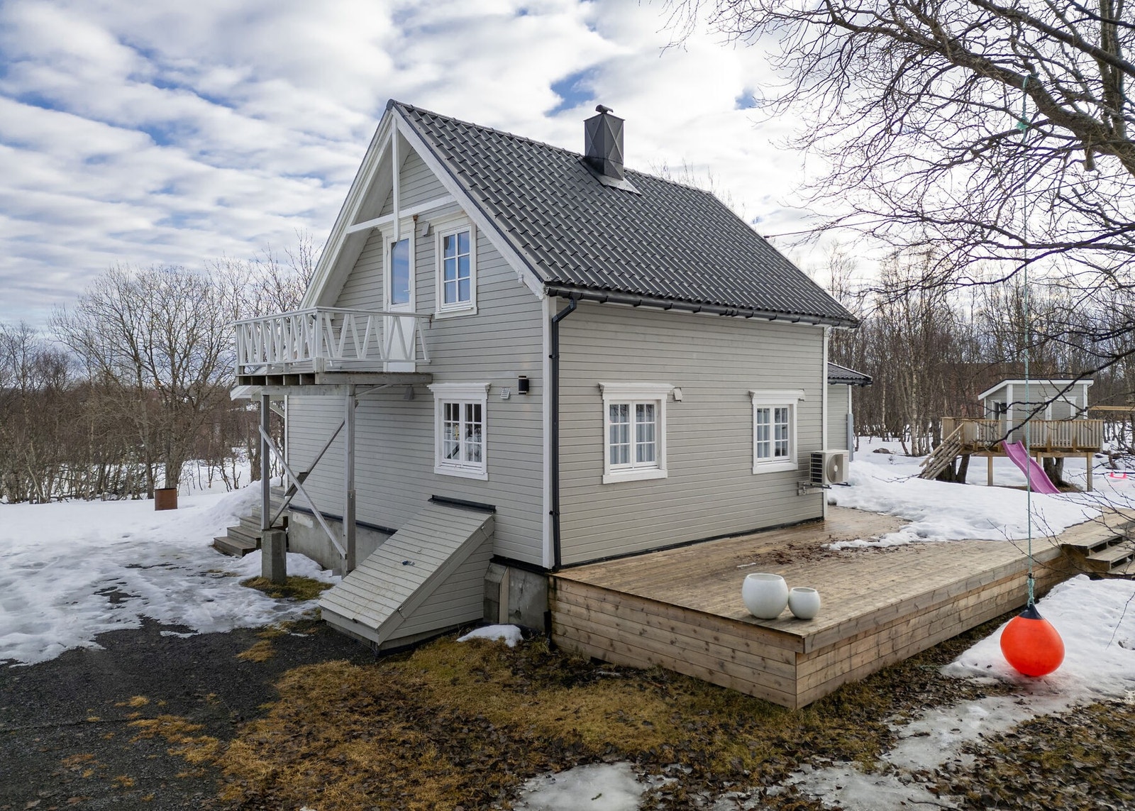 Fasade - Boligen har en stor, solrik terrasse med utgang fra stuen. Galleribilde