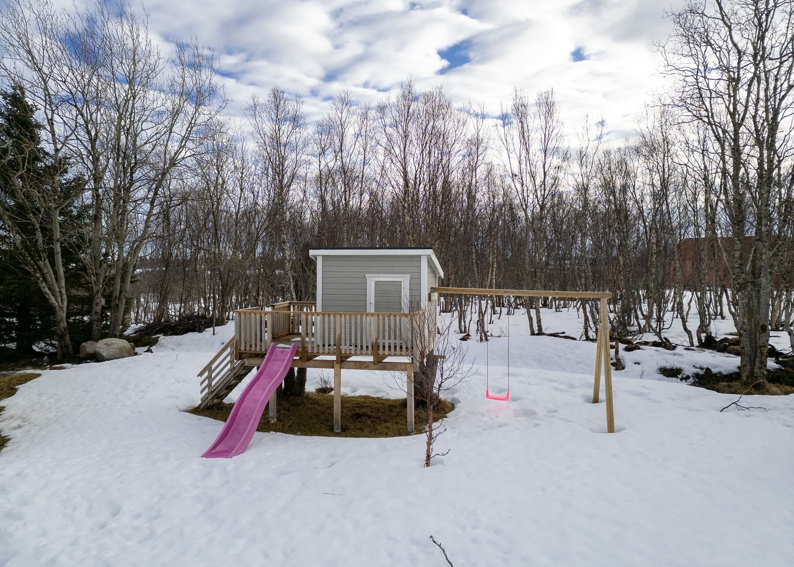 Lekestativ og hus på uteområdet. Galleribilde