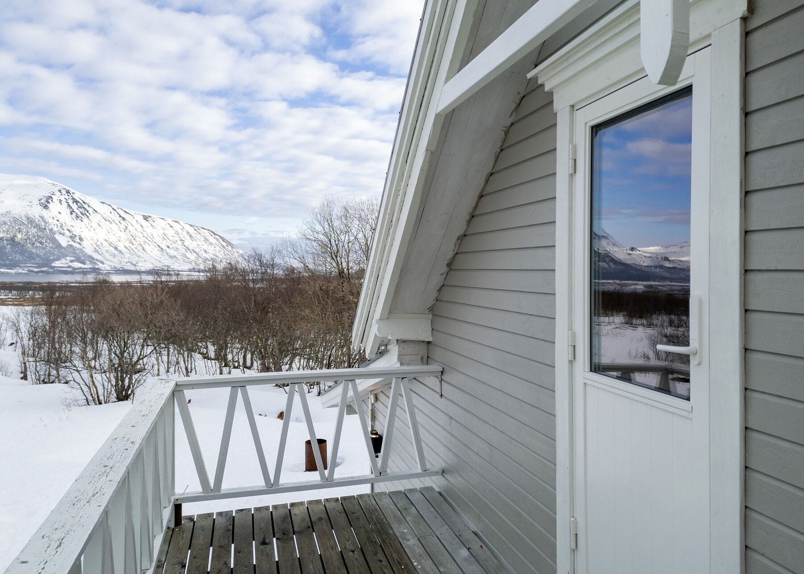 Balkong med utgang fra loftsgangen i 2. etasje. Galleribilde