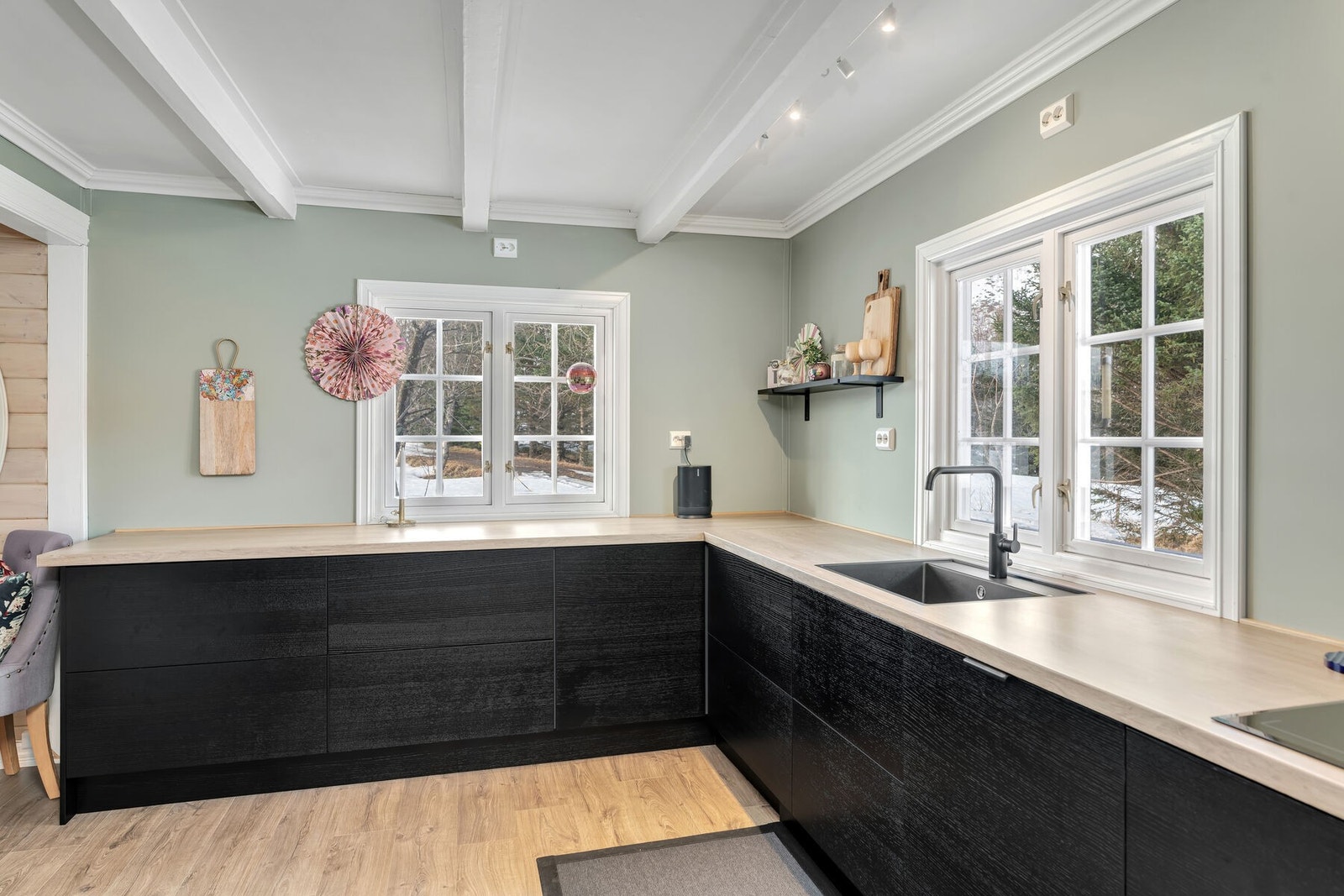 Moderne kjøkken med slette, finerte fronter og benkeplate av laminat. Godt med skap- og benkeplass. Galleribilde