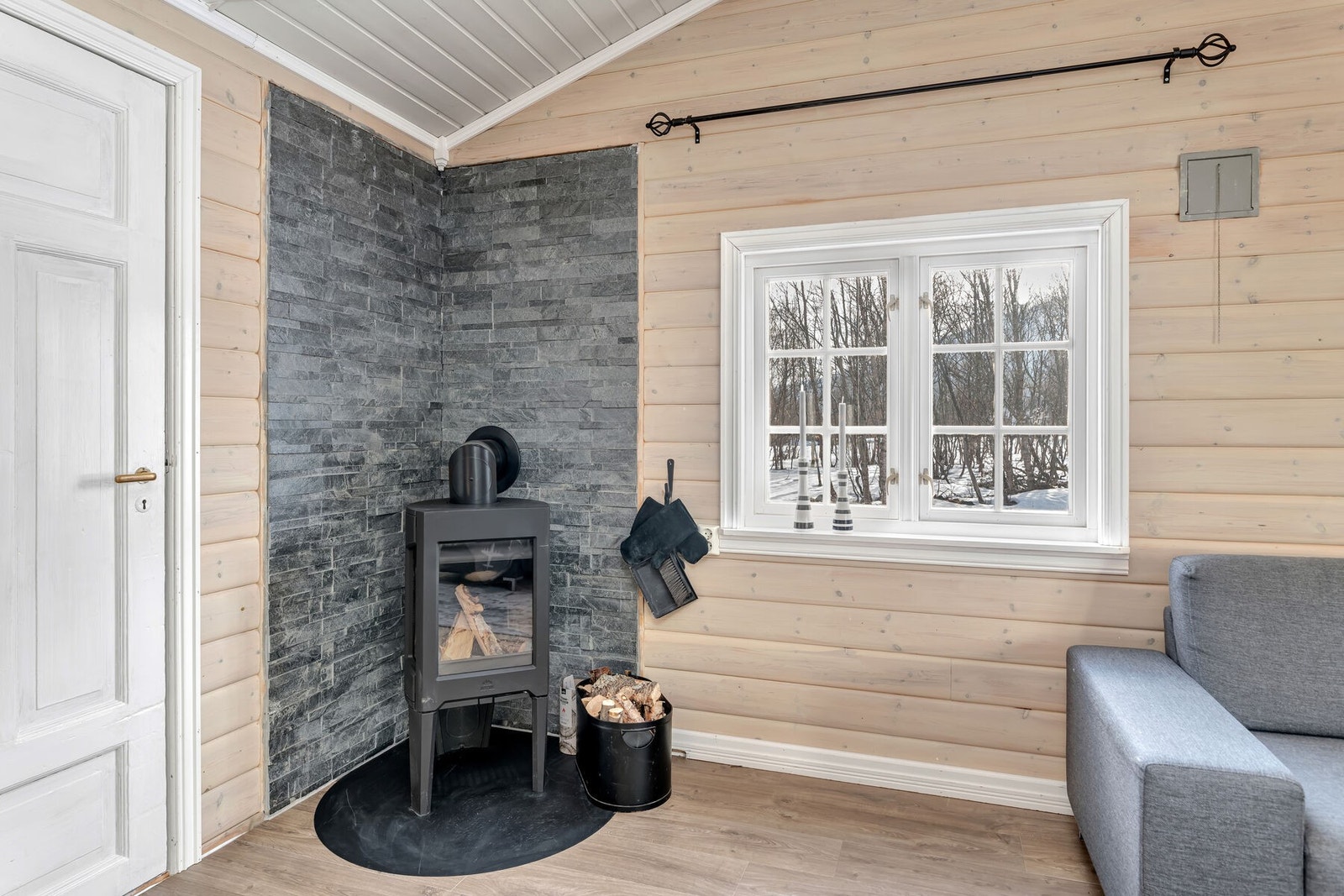 Boligen varmes opp med en vedovn fra 2021 og varmepumpe fra 2019, i tillegg til elektrisitet. Galleribilde