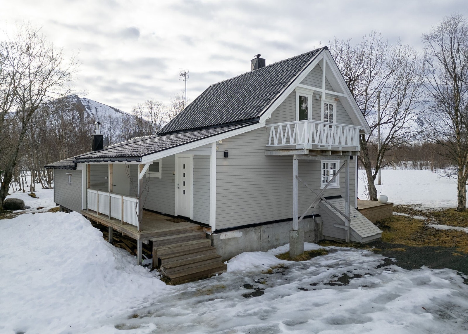 Boligen har et opparbeidet uteområde med terrasse, plen og beplantning, og gruset innkjørsel med biloppstillingsplass. Galleribilde
