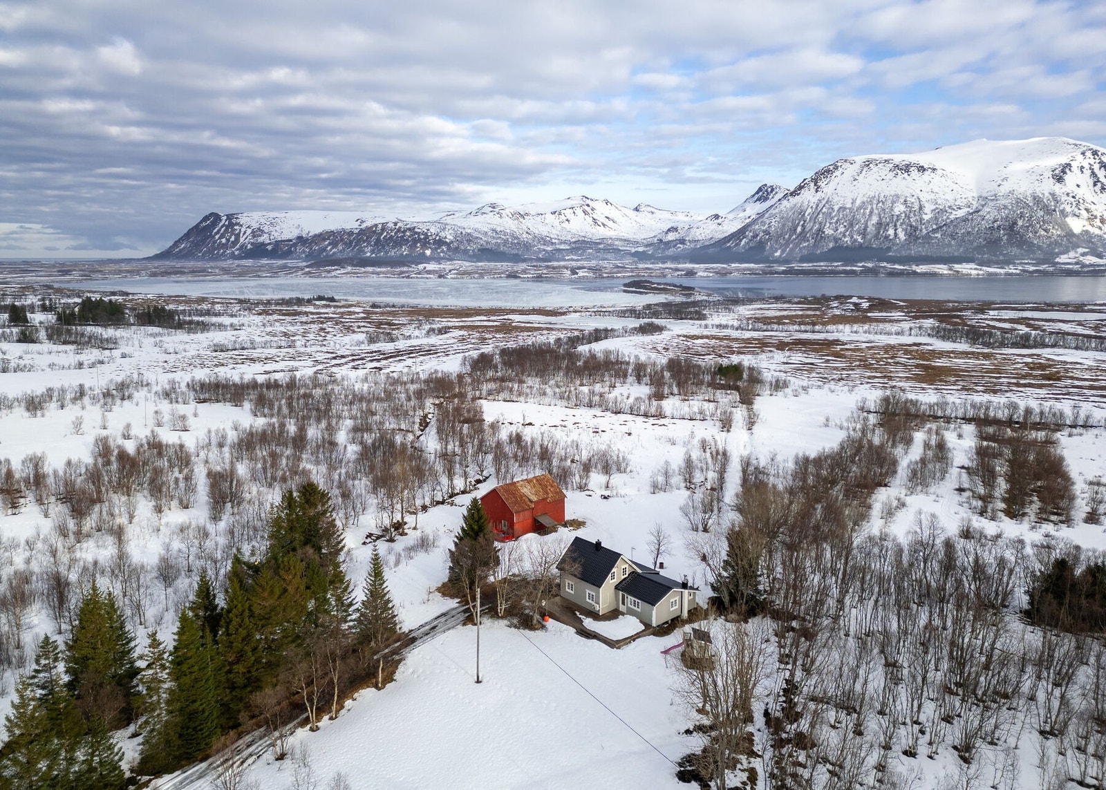 Eiendommen ligger i landlige omgivelser med spredt bebyggelse på Stokland på Andøya. Galleribilde