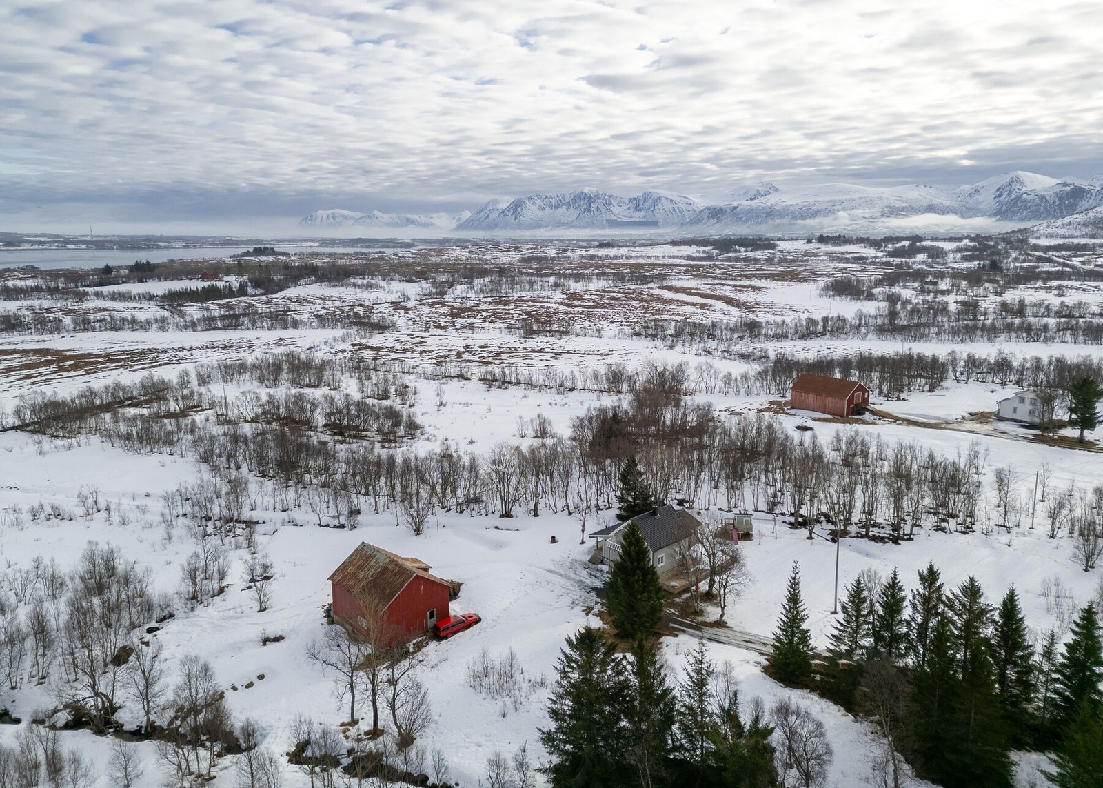 Det er ca. 11 km til Risøyhamn, ca. 56 km til kommunesenteret Andenes, og ca. 60 km til regionsenteret Sortland. Galleribilde