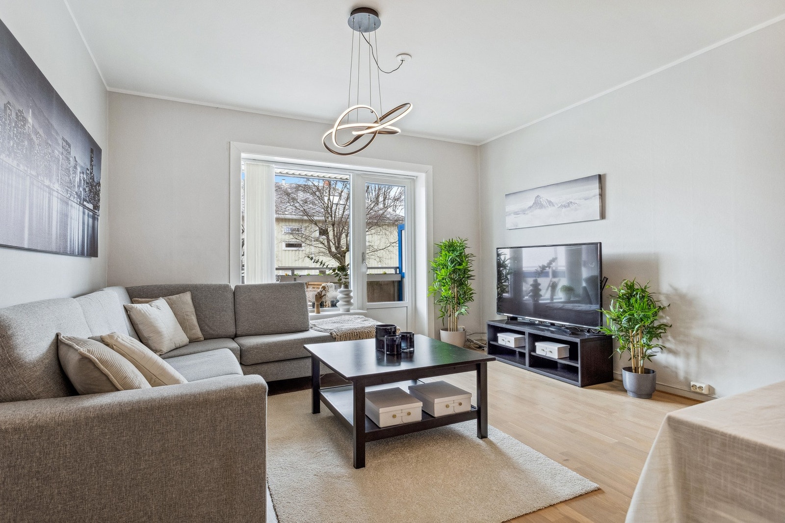 Romslig stue på 21,6 kvm med direkte utgang til balkong. Galleribilde