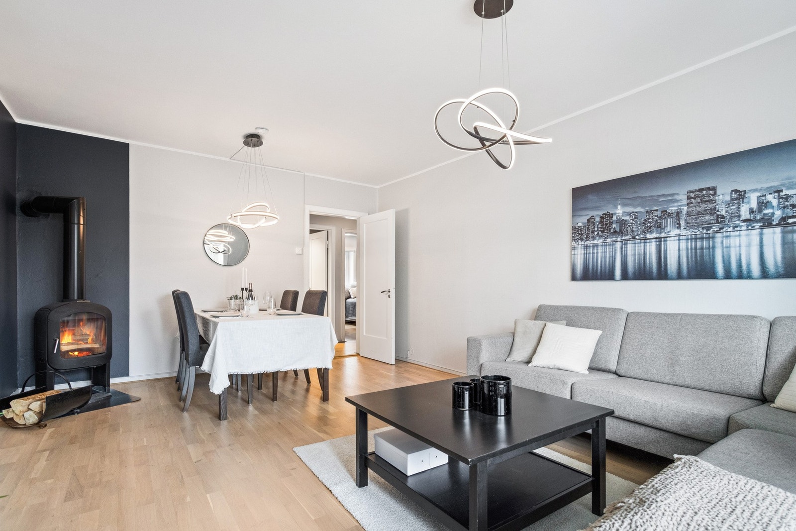 Leiligheten har både elektrisk og vedfyrt oppvarming. Galleribilde