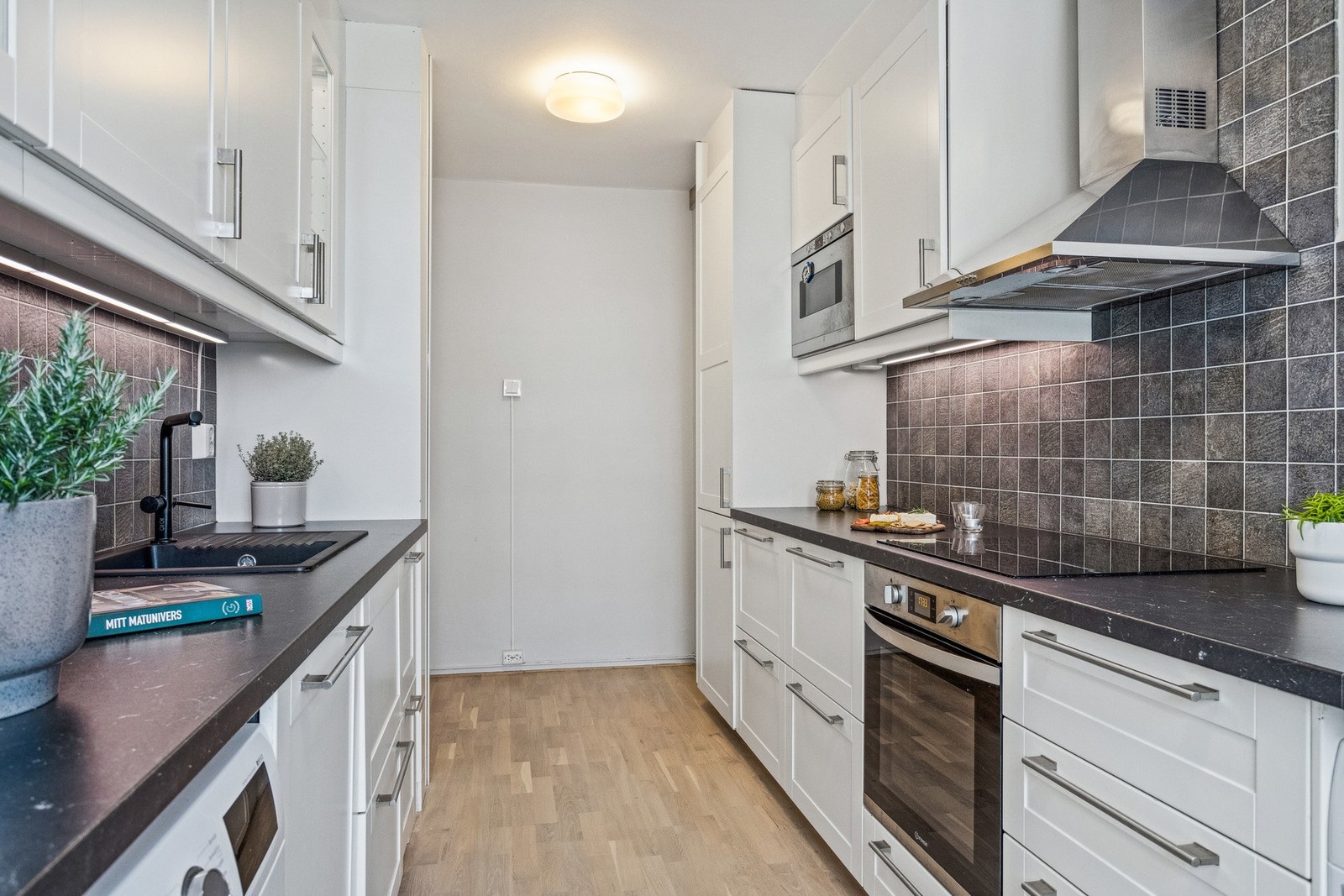 Kjøkkenet ble oppusset med ny kjøkkeninnredning i 2014, og er gitt TG1 av takstmann. Galleribilde