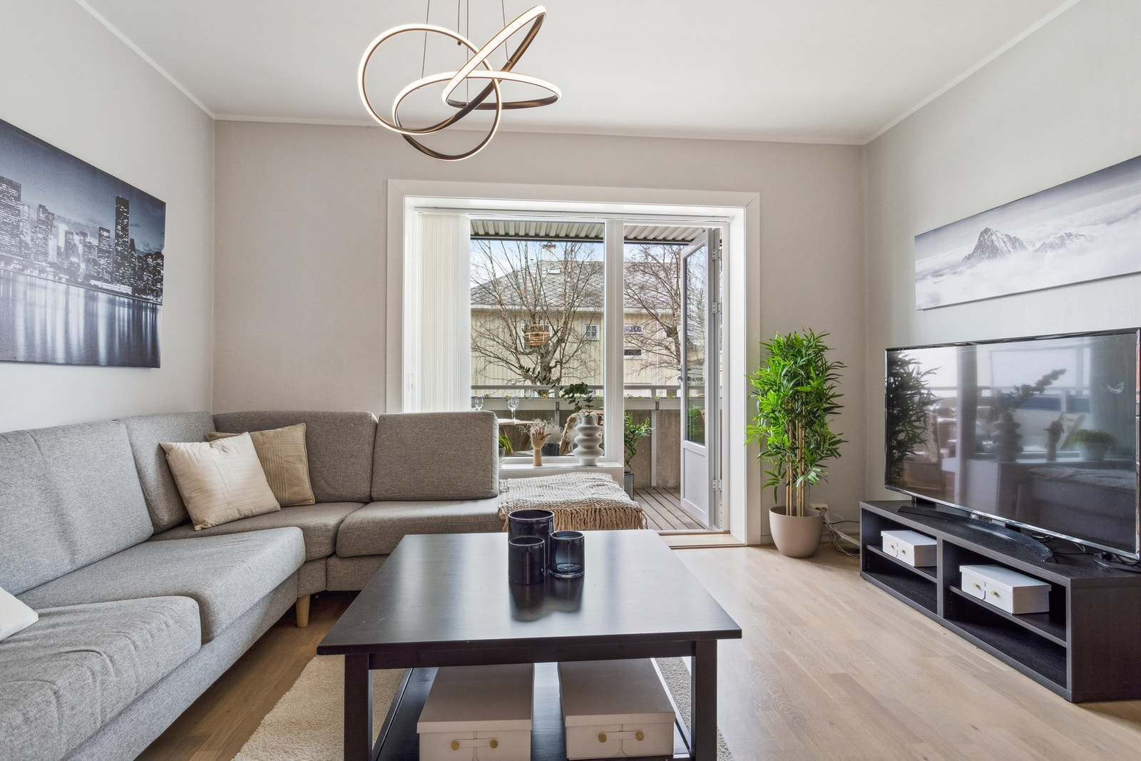 Leiligheten ligger i byggets 1. etasje og har et internt bruksareal på 72 kvm. Galleribilde