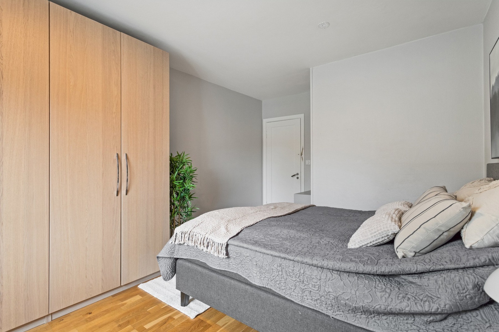 Soverom 1 er på 13,4 kvm, her har du plass til en stor seng og øvrig møblement. Galleribilde