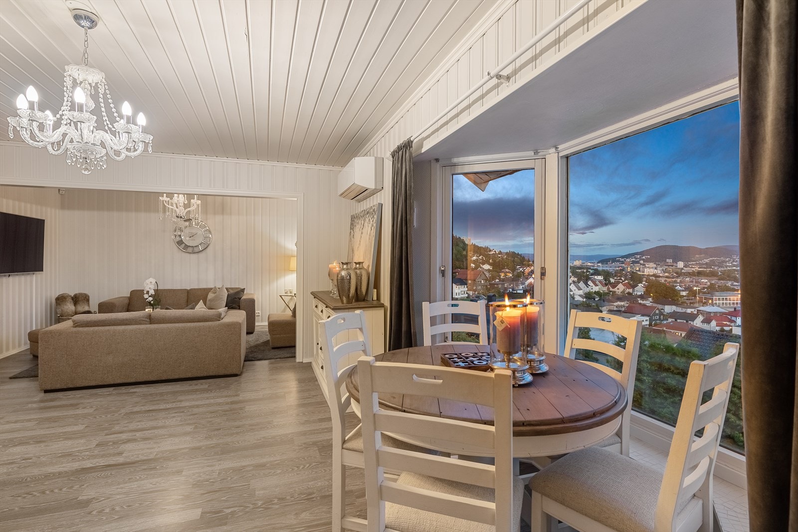 Hyggelig spiseplass foran store vinduer Galleribilde