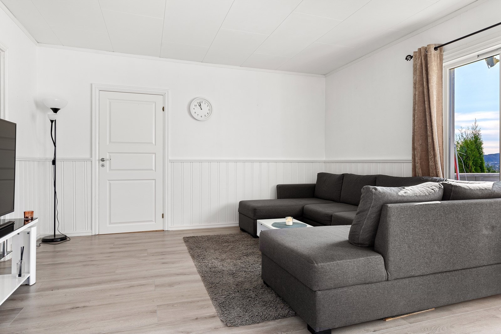 Lys og fin stue med gode møbleringsmuligheter Galleribilde