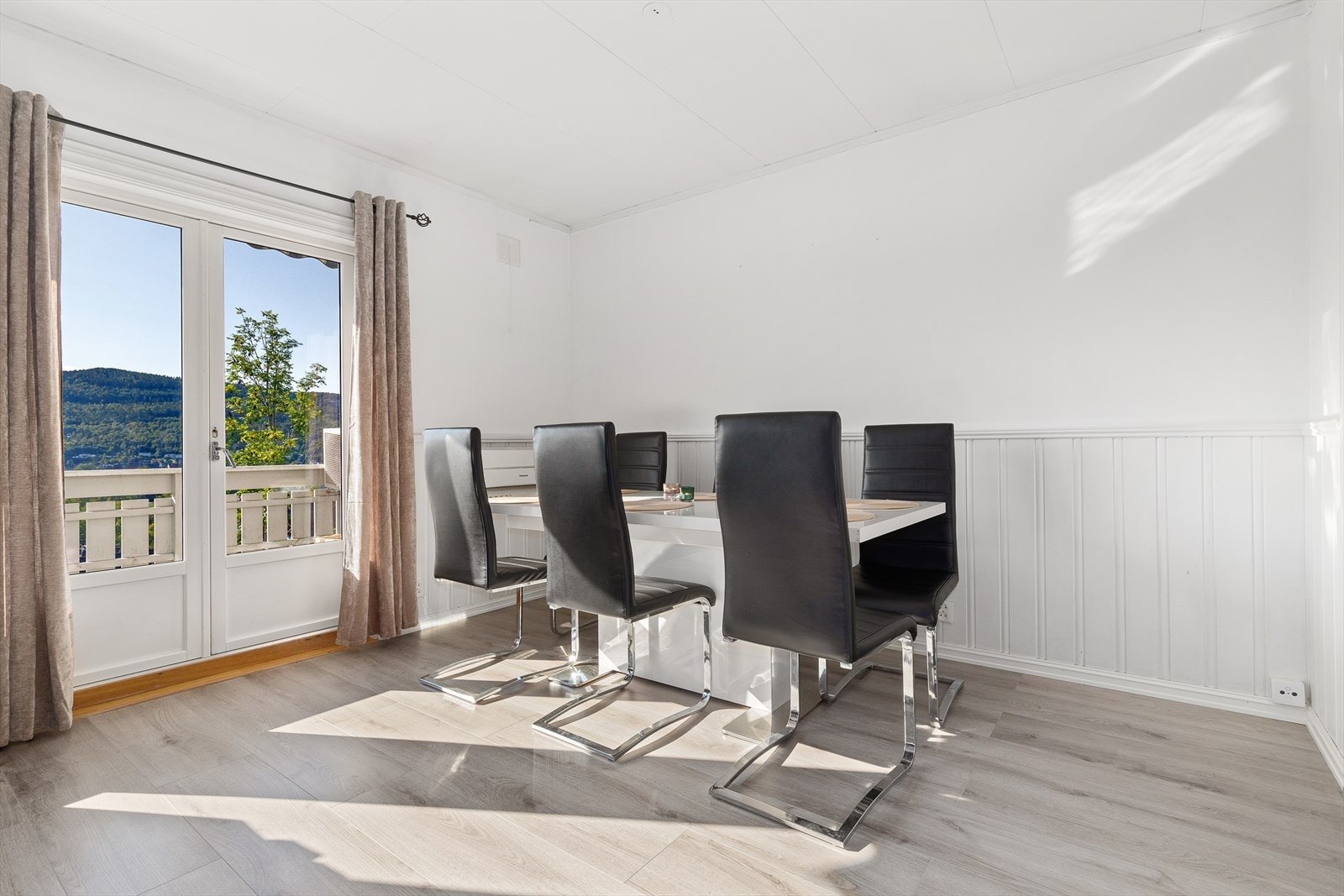 Her kan man enkelt møblere med langbord Galleribilde