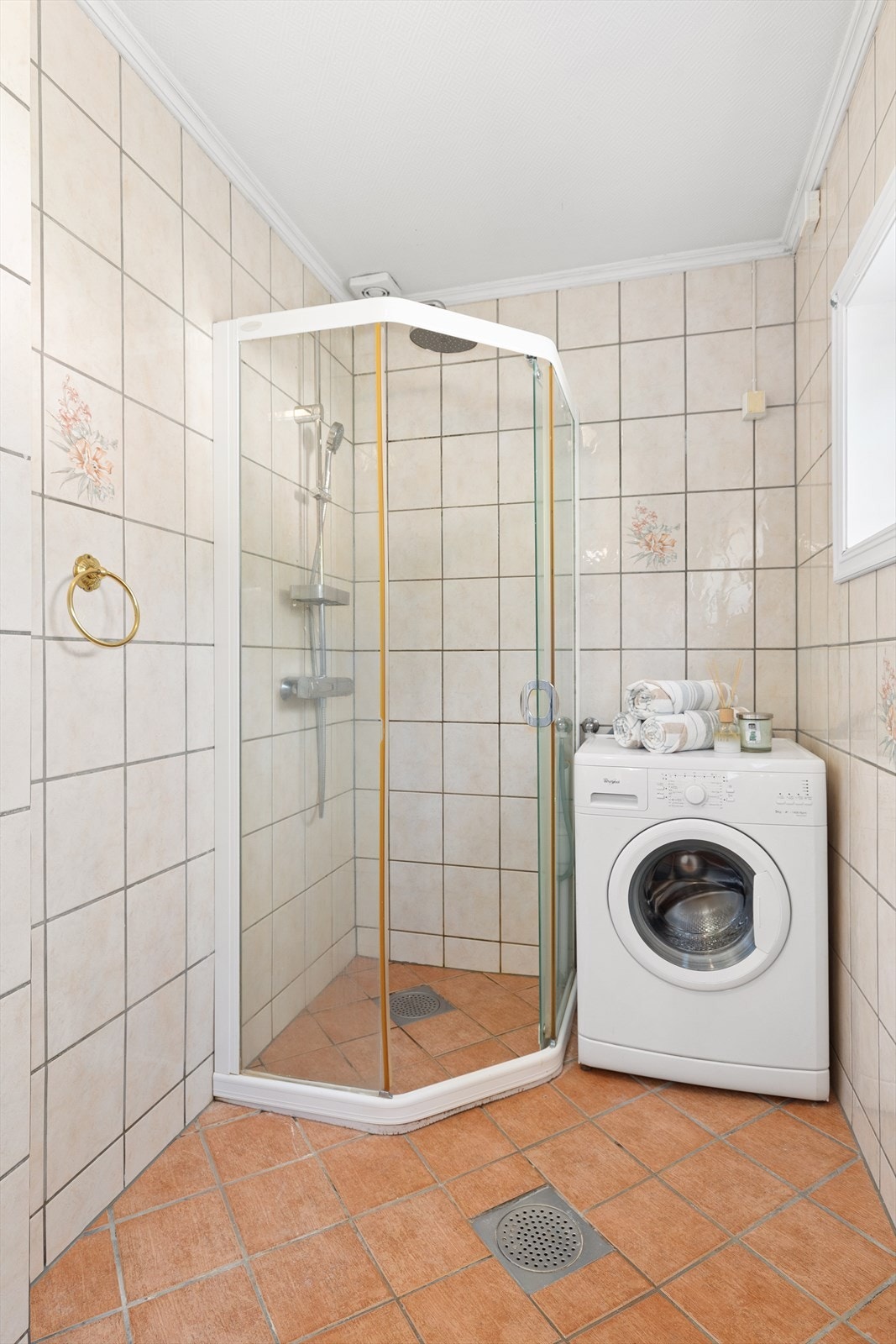Badet er utstyrt med servand med underskap, høyskap, speilskap med lys, dusjnisje og toalett Galleribilde