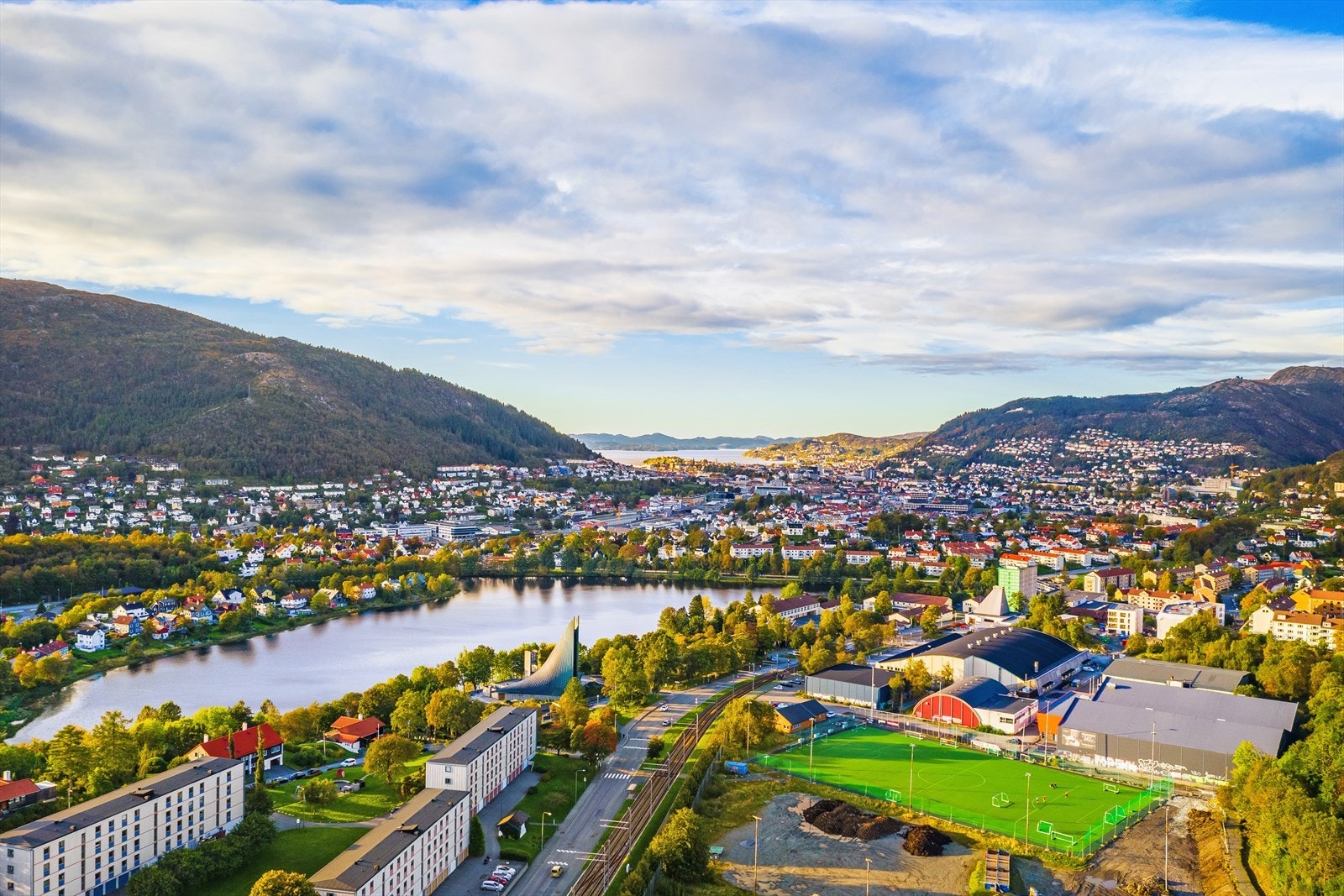 Dronebilde som som viser det fine området og den fine utsikten. Galleribilde