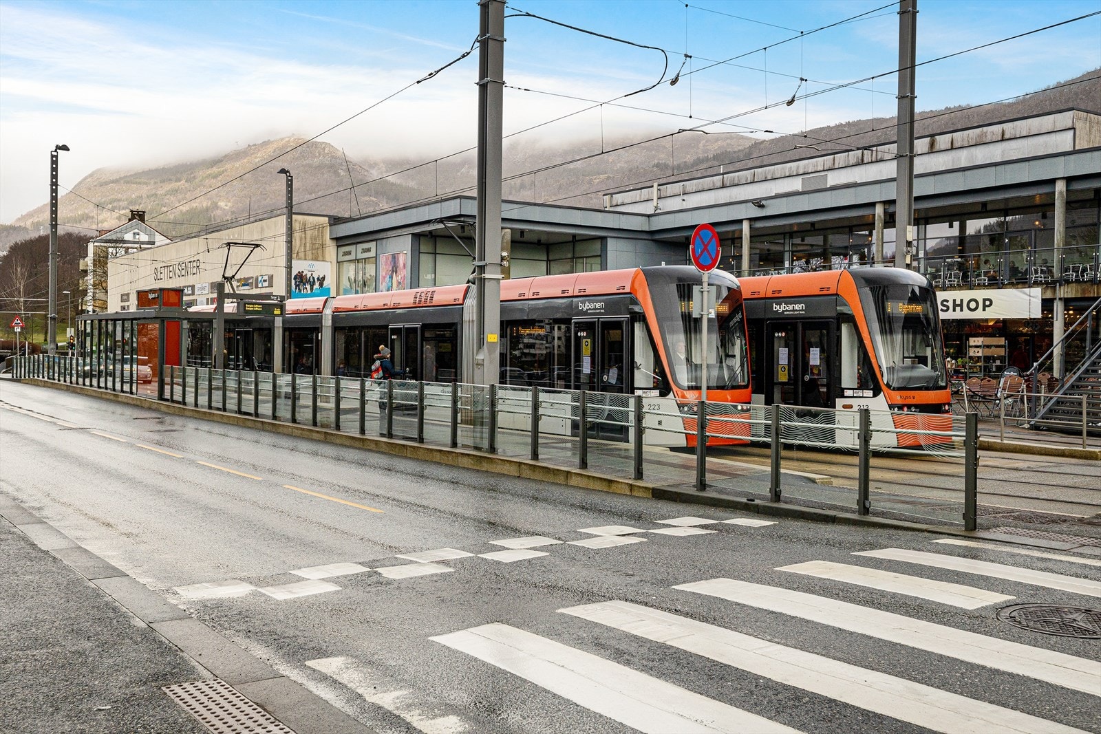 Kort gangavstand til buss og bybane. Galleribilde
