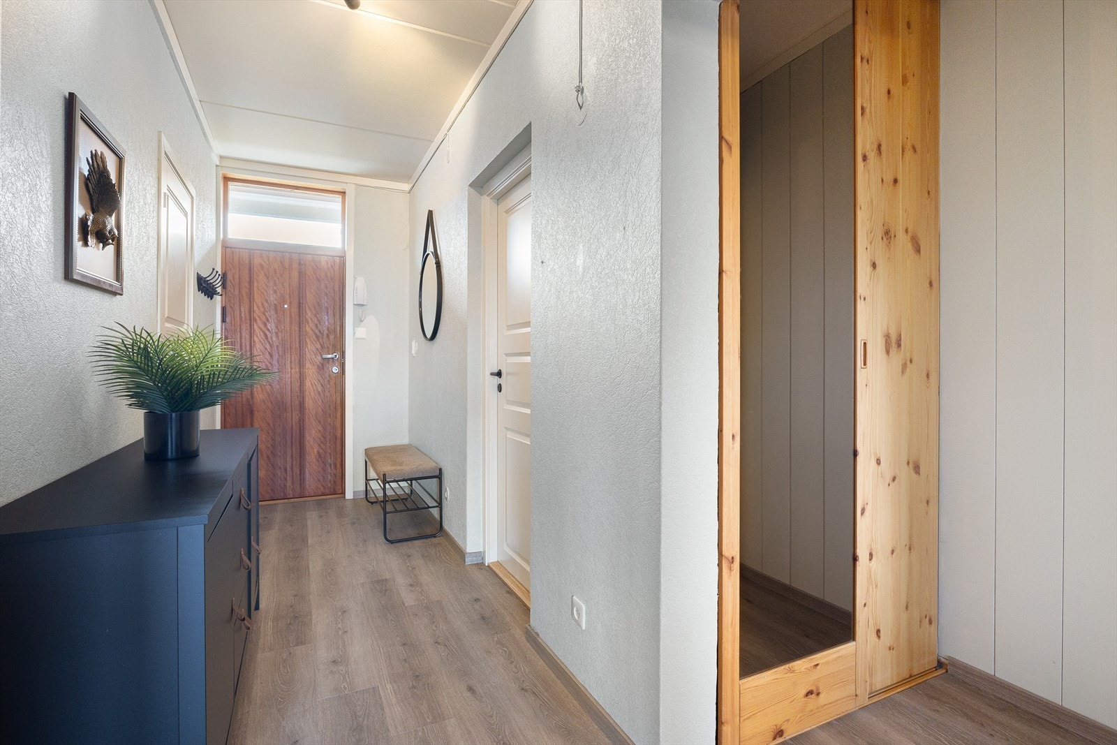 Gangen er på 7,9 m², den har plass til oppheng av yttertøy og sko. Inngang til både kjøkken, soverom og stue. Galleribilde
