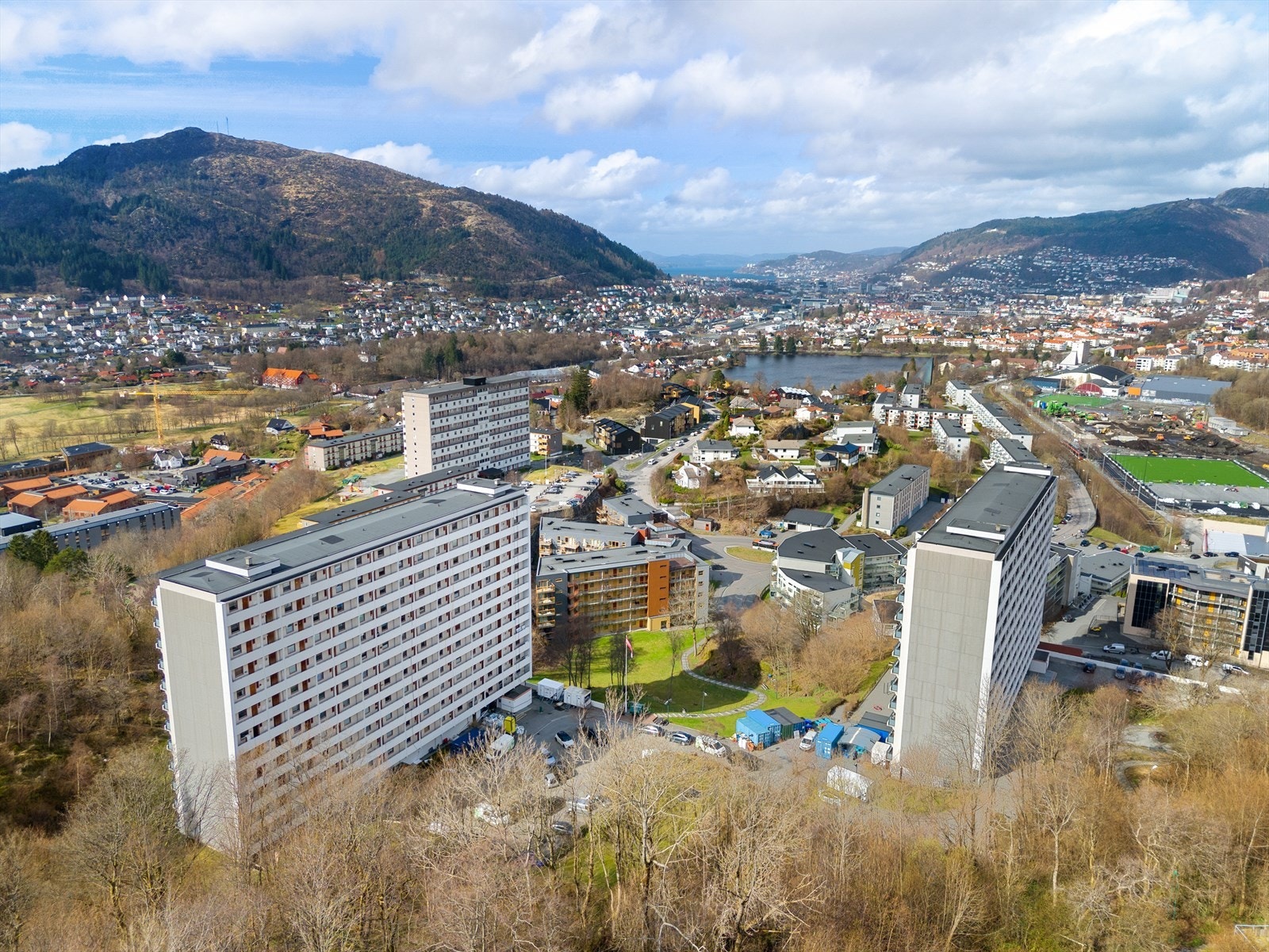 Leiligheten ligger flott til i byggets 10. etasje med en nydelig utsikt som strekker seg mot Bergen sentrum og Løvstakken. Galleribilde