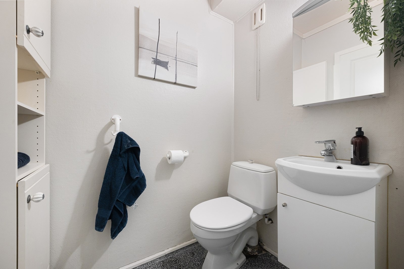 Lyst og og eldre bad! Det har terraflex på gulv og malt strie på vegger. Galleribilde