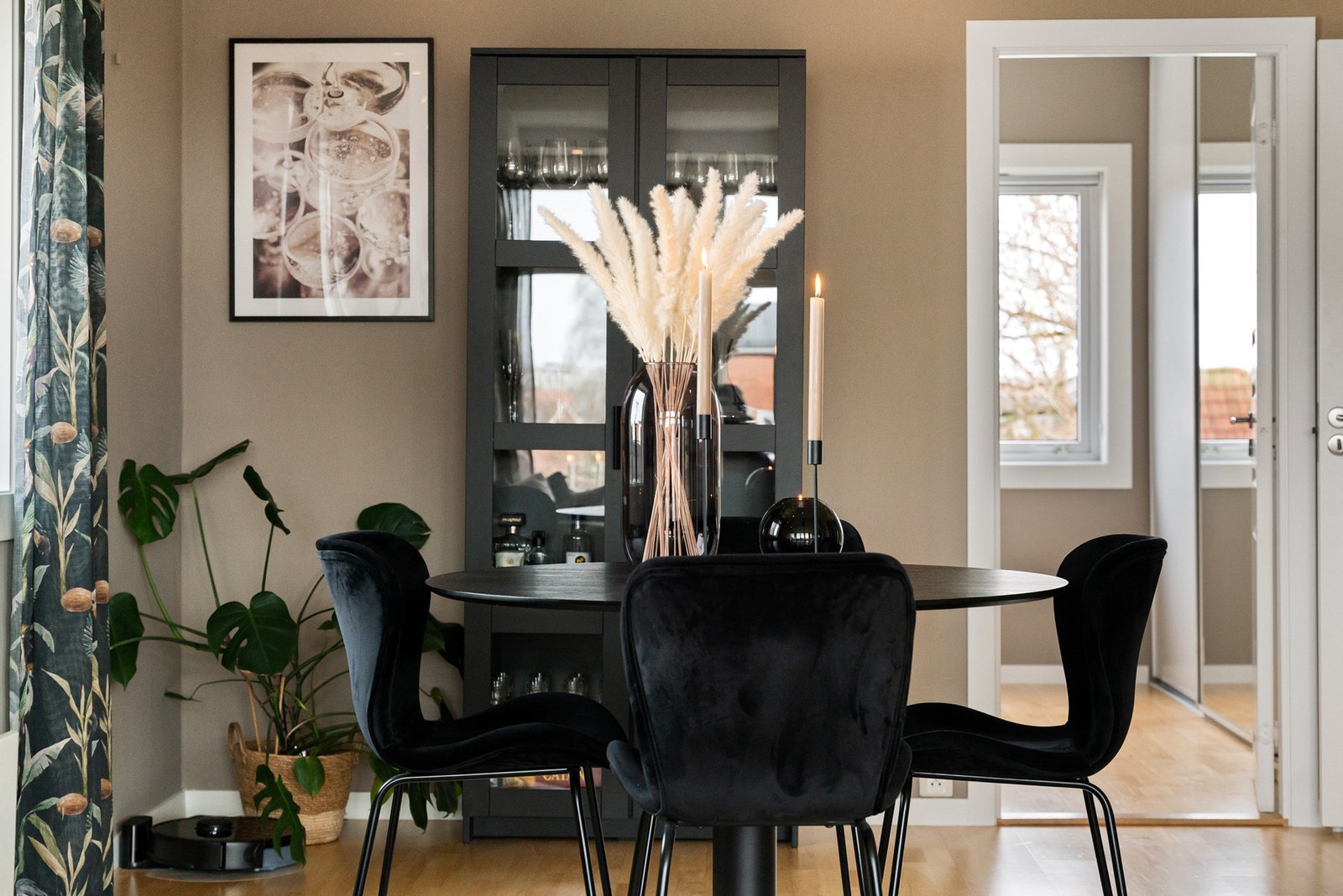 Delikat middagssone med god plass for gjester Galleribilde