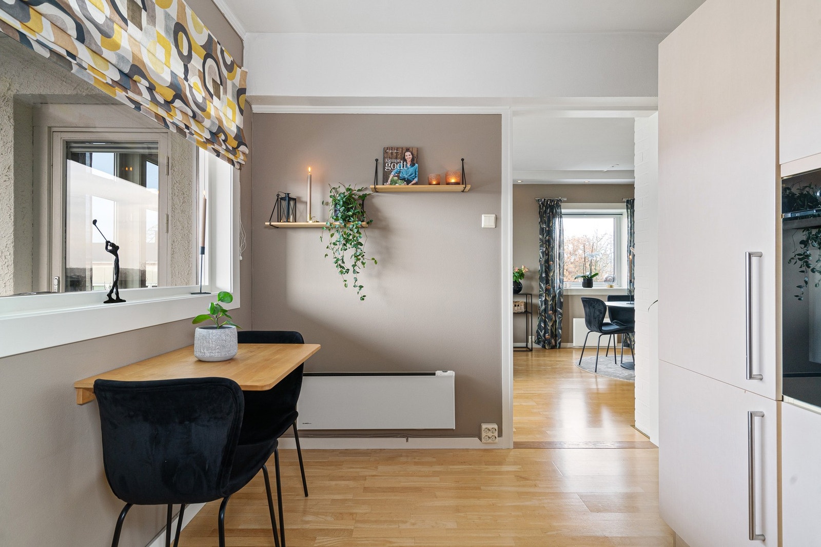 Vinduer fra rundt hele leiligheten sørger for mye lysinnslipp! Galleribilde