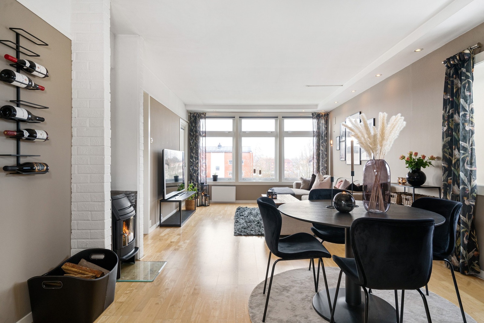 Leiligheten er godt oppvarmet med både peis og panelovner Galleribilde