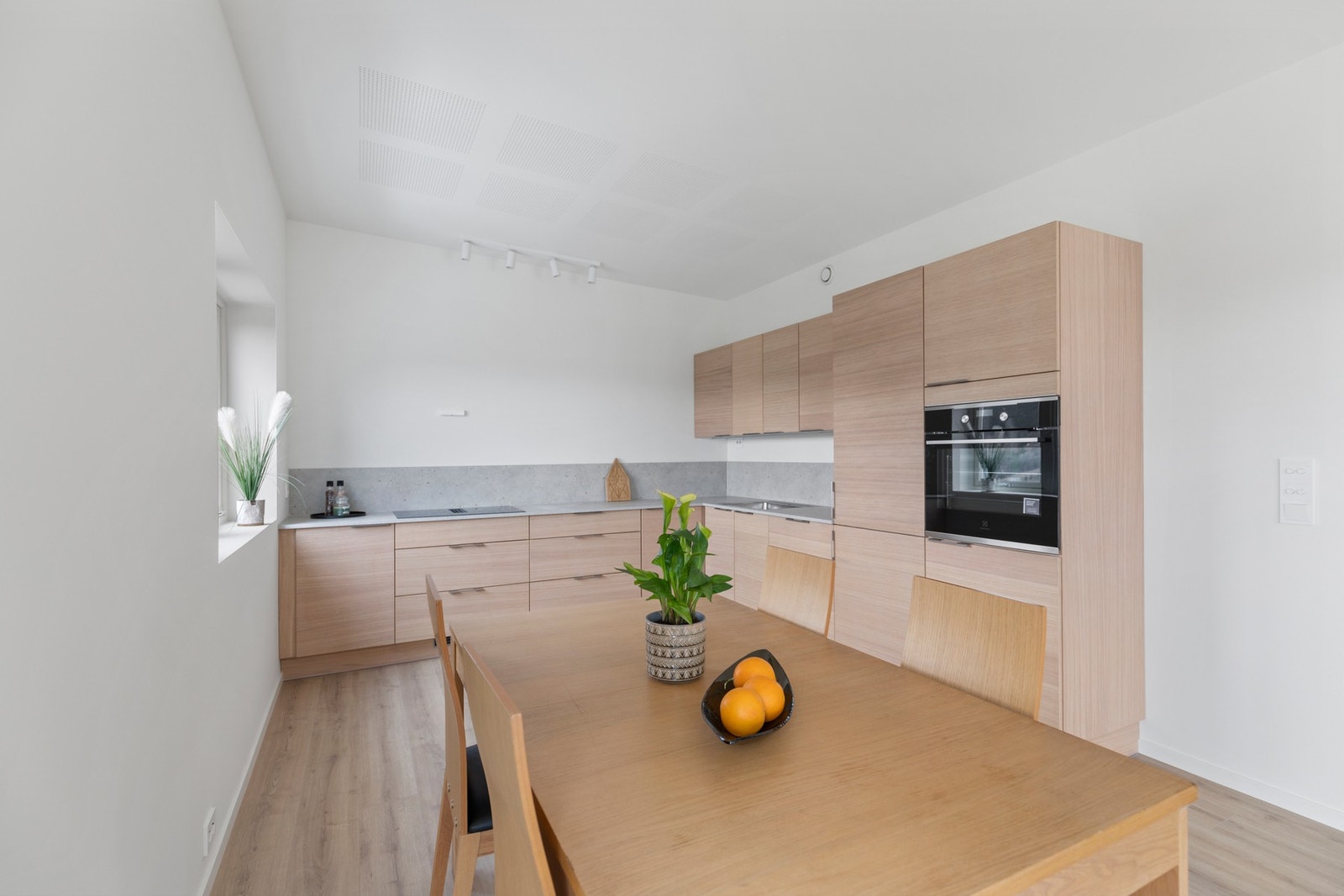 Kjøkkenet har montert en L-formet innredning fra Fossline, med benkeskap, overskap og høyskap Galleribilde